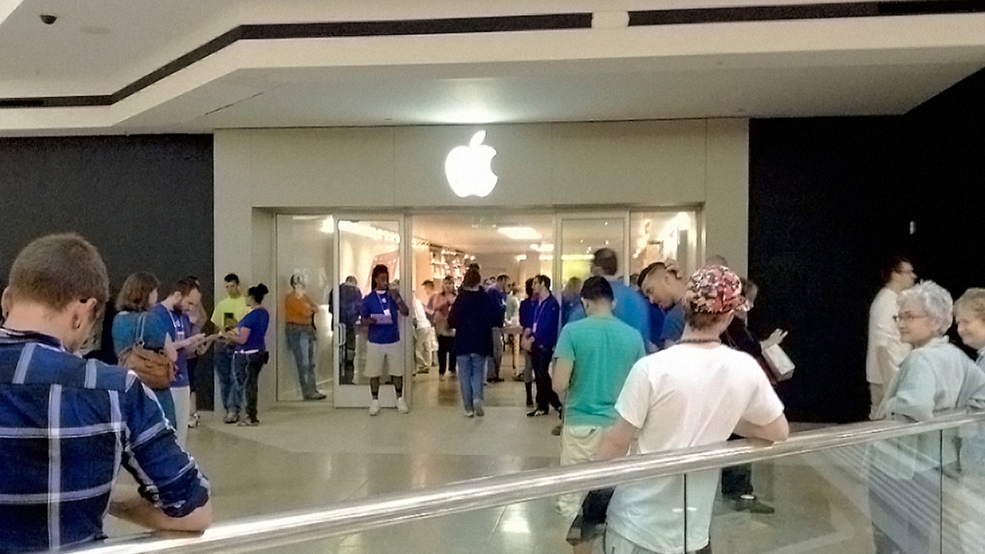 Documenting the overlooked craft of temporary Apple stores 9to5Mac