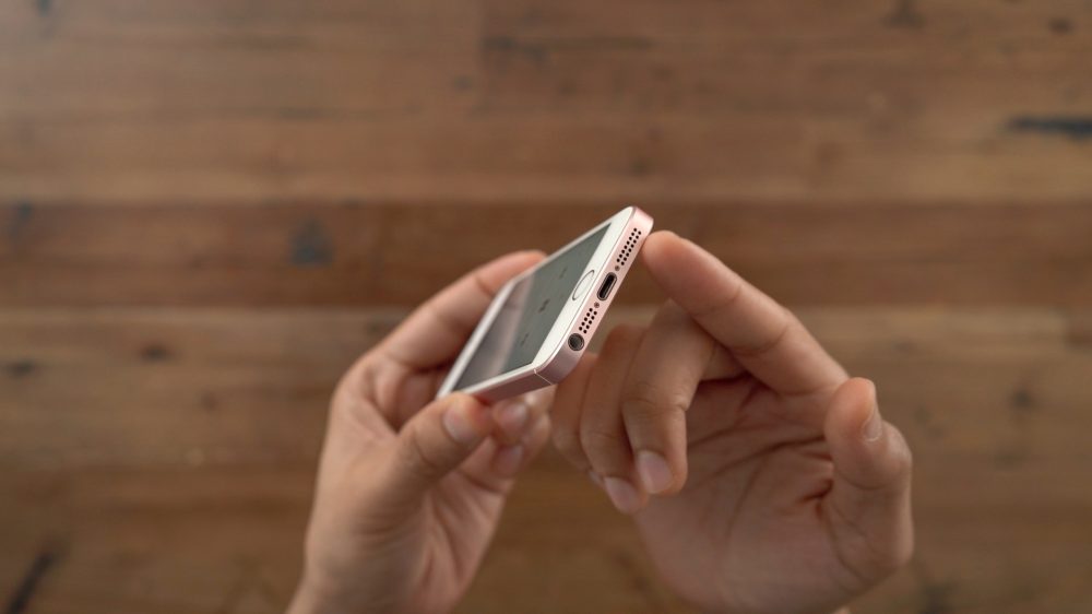 Revisiting the iPhone SE today is it still a great phone in 2019