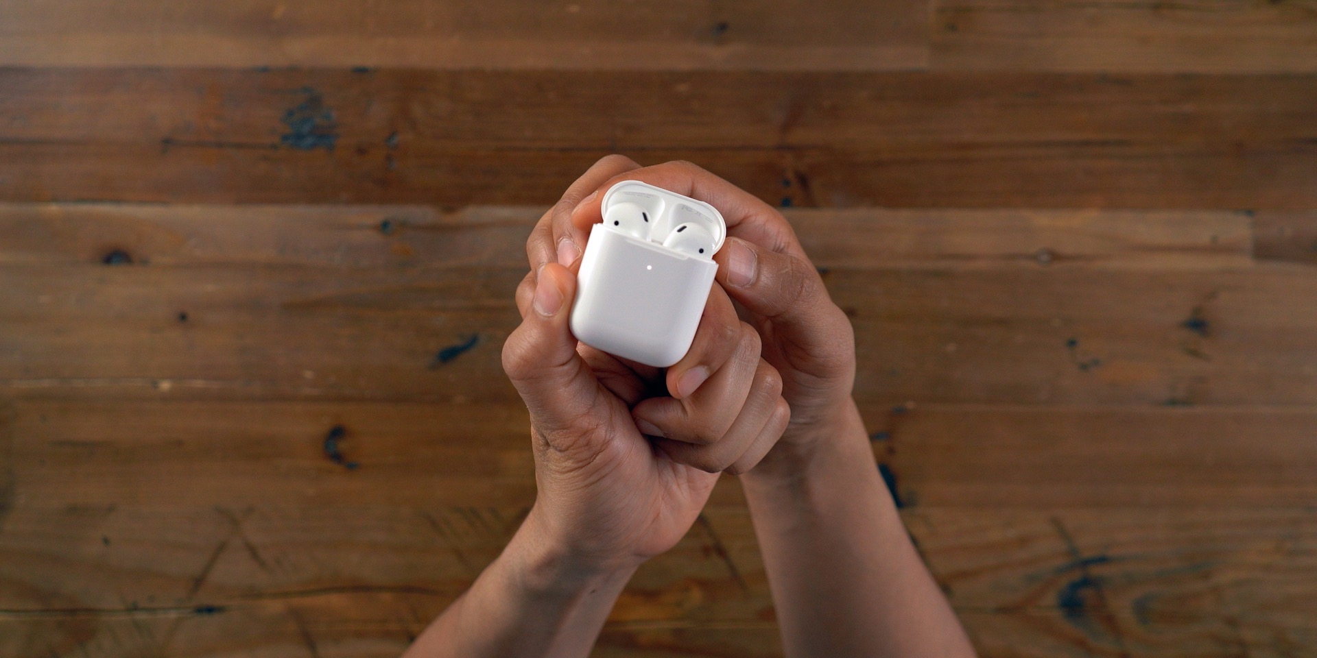 AirPods 2 open