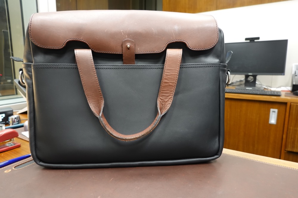 apple messenger bag