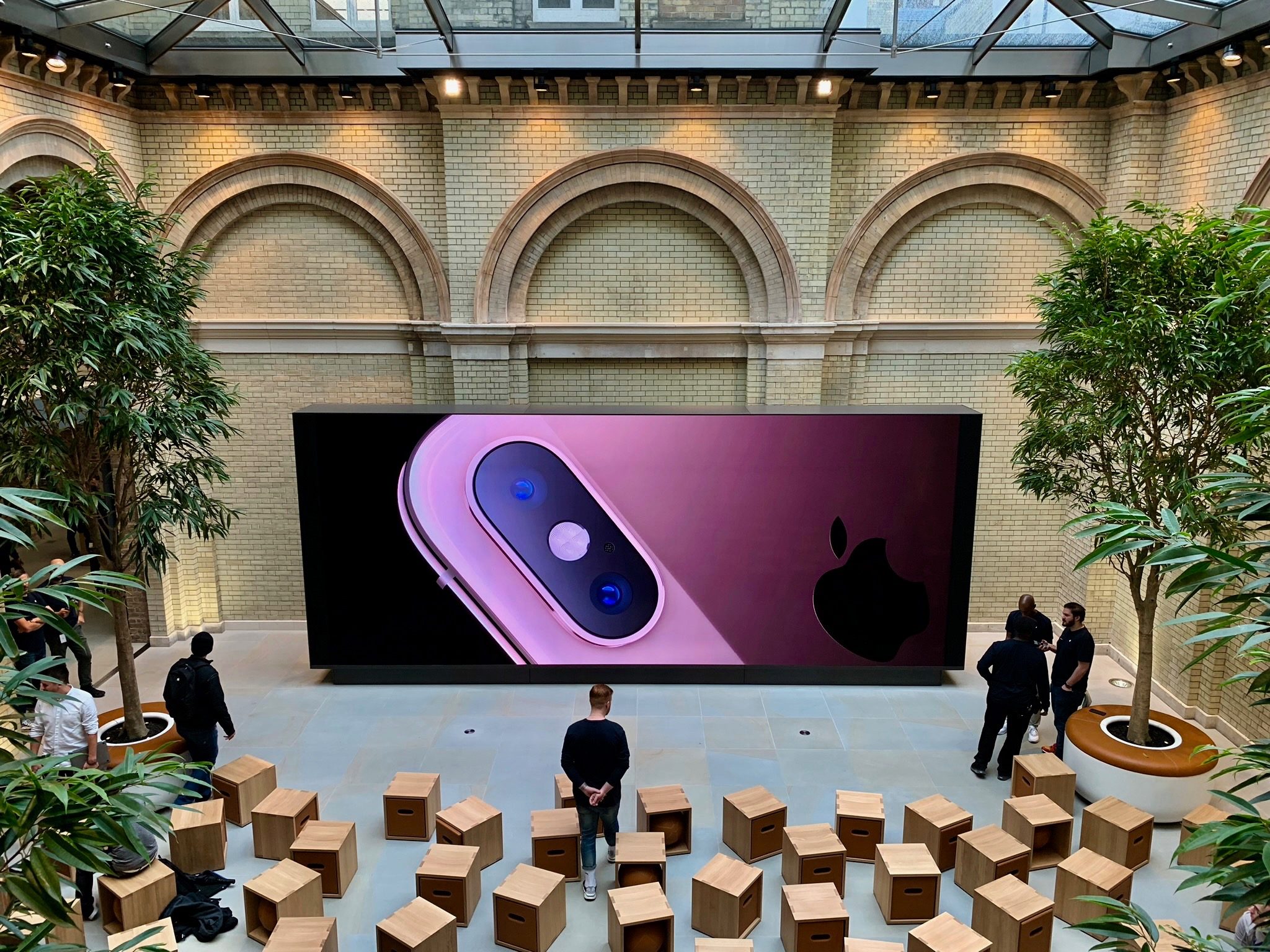Video wall upgrades begin at Apple Stores in Amsterdam, Australia, more ...