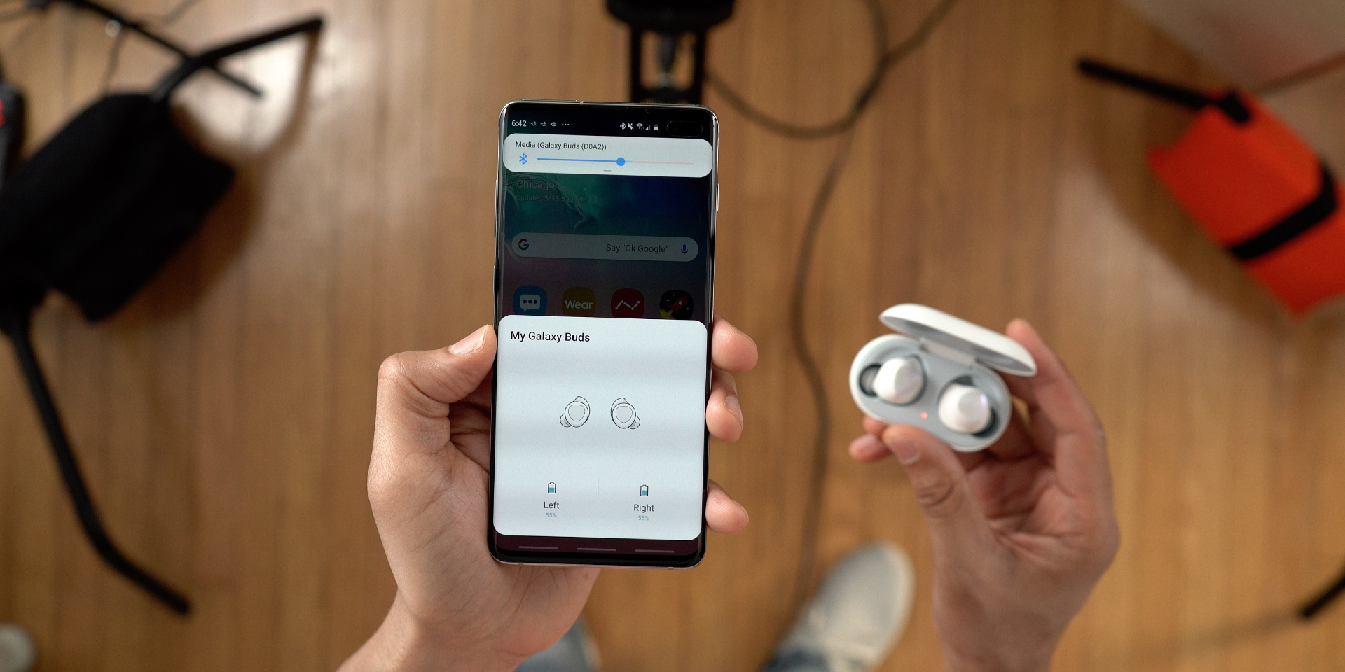 Как телефон определяет зарядку. Iphone Buds. Samsung Galaxy Buds 2 как заряжаются. Beats stereo Buds не работают при разговоре по телефону.