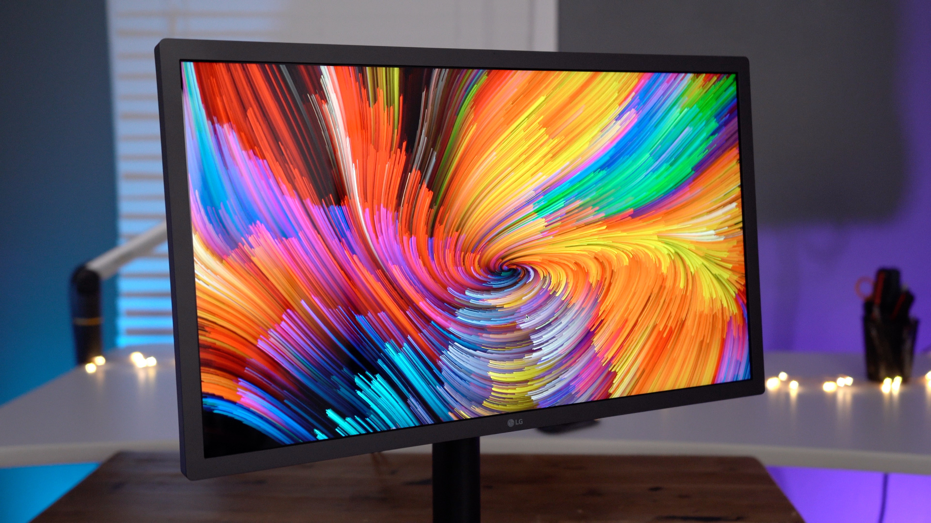 Review: LG UltraFine 4K Display (2019) - two Thunderbolt 3 ports 