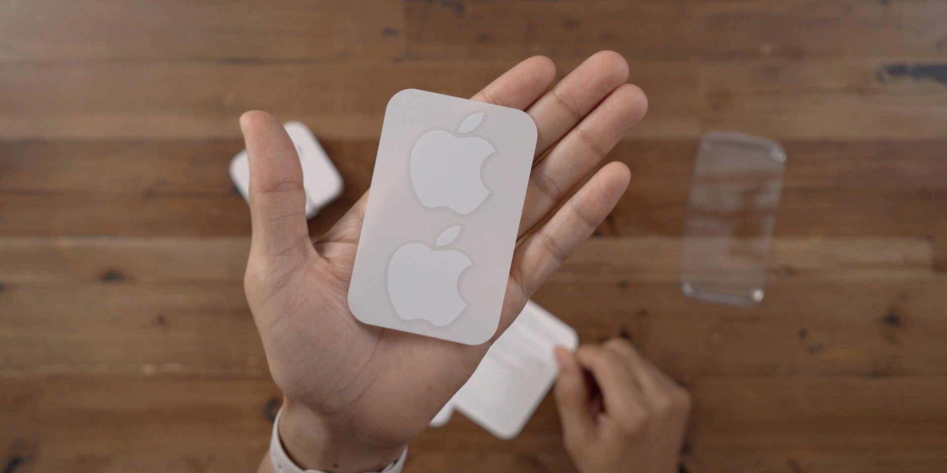 Конец эпохи: iPhone 16 не будет комплектоваться наклейками