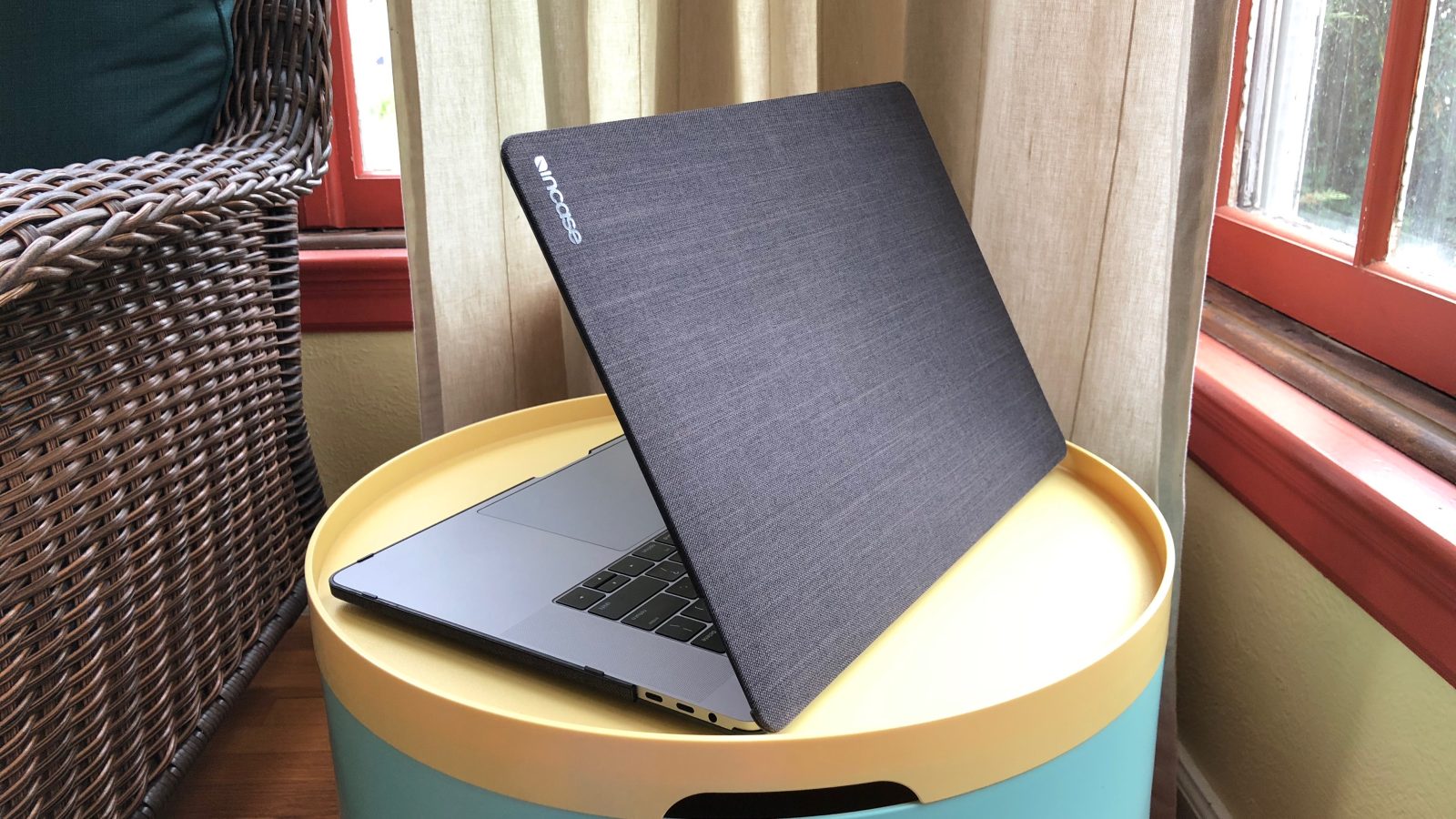 Incase Textured Hardshell MacBook Pro case