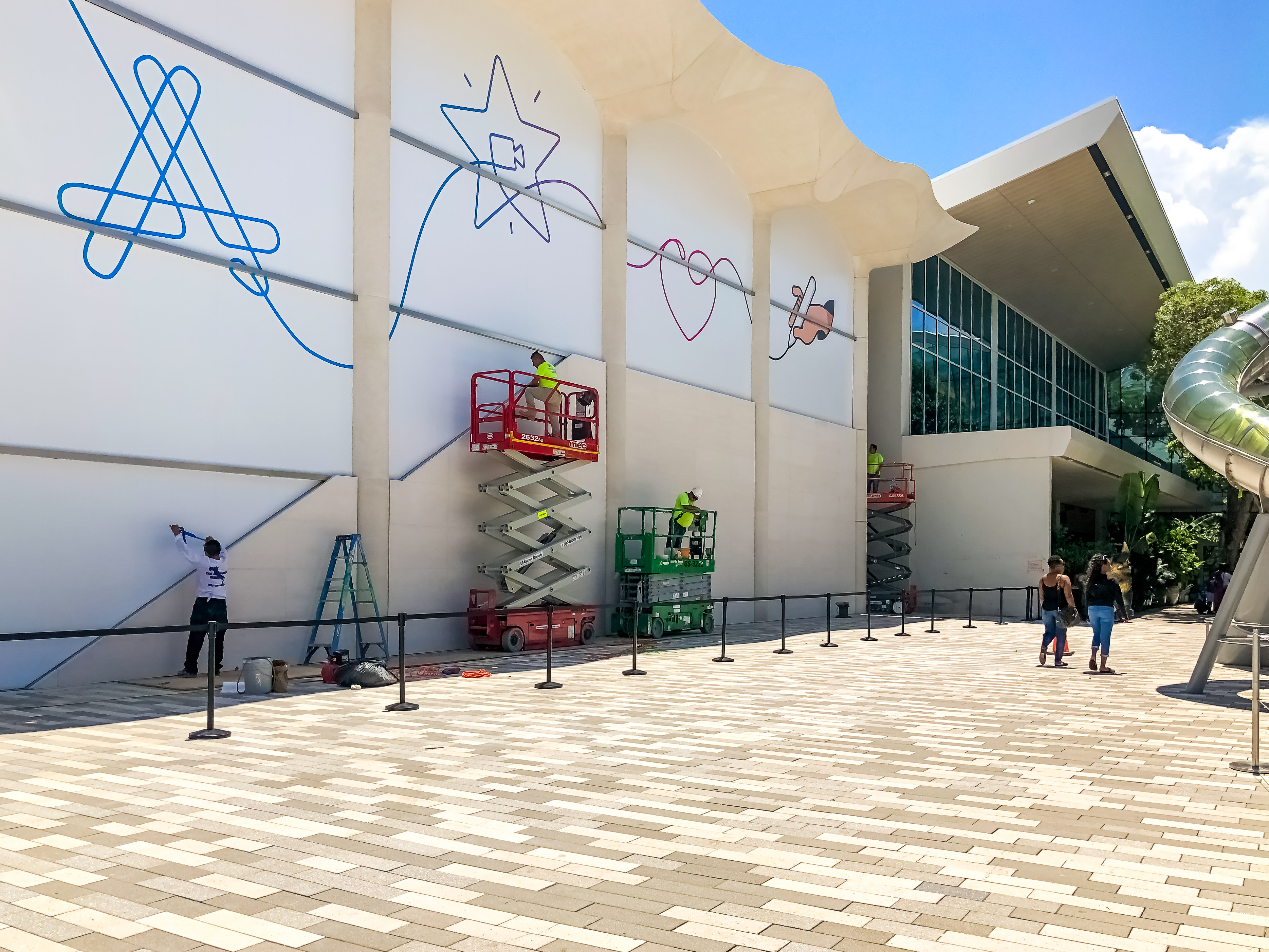 Apple Store at Florida's Aventura Mall Opened today with first-of-its-kind  Amphitheater for Today at Apple Sessions - Patently Apple