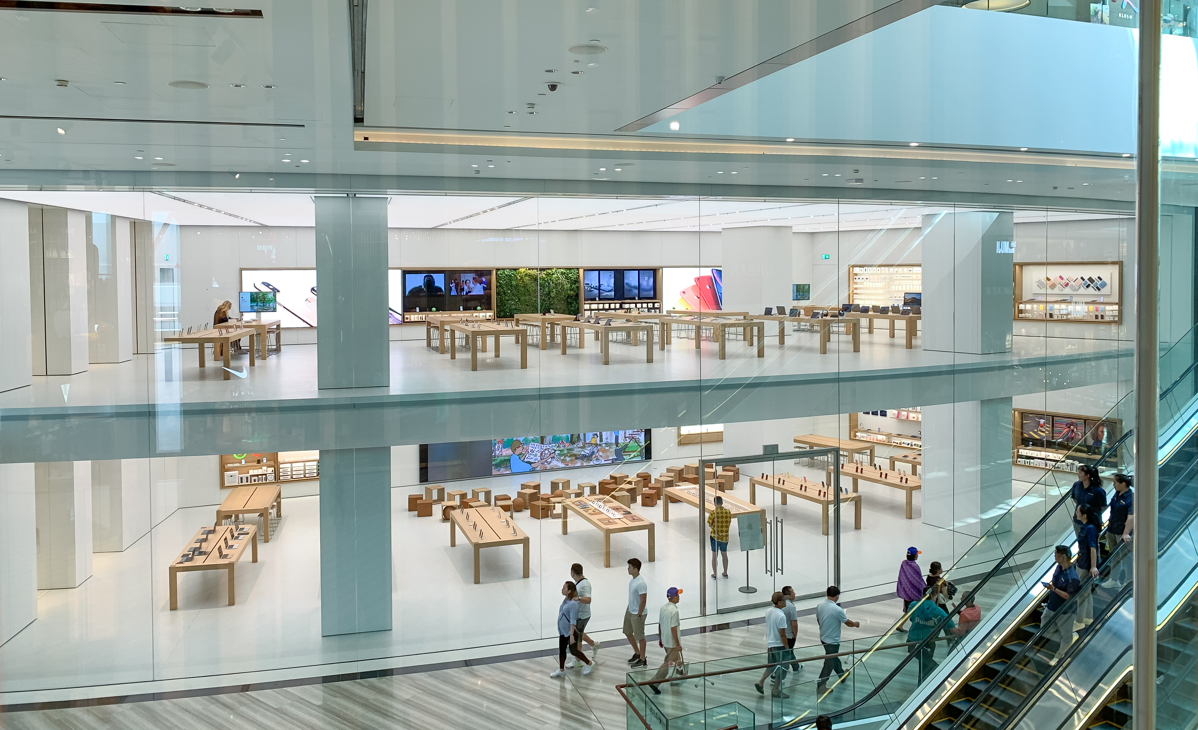 Apple inside анапа. Changi Jewel Apple Store.