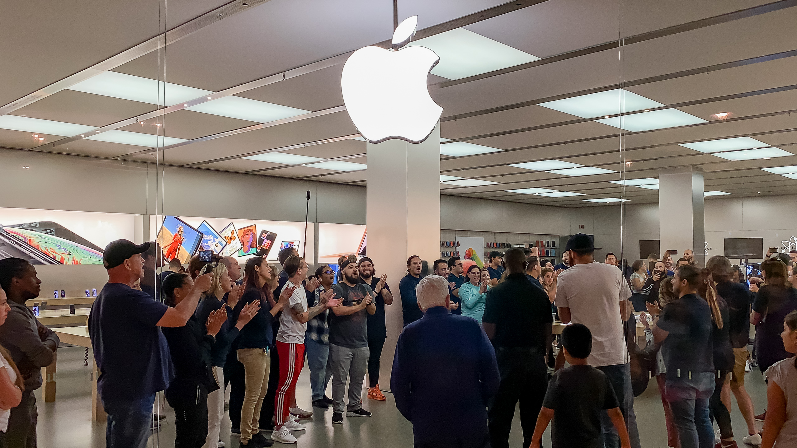 Aventura, Florida, USA - September 20, 2019: Apple store in Aventura Mall  on first day of officially started selling the iPhone 11, iPhone 11 Pro and  Stock Photo - Alamy