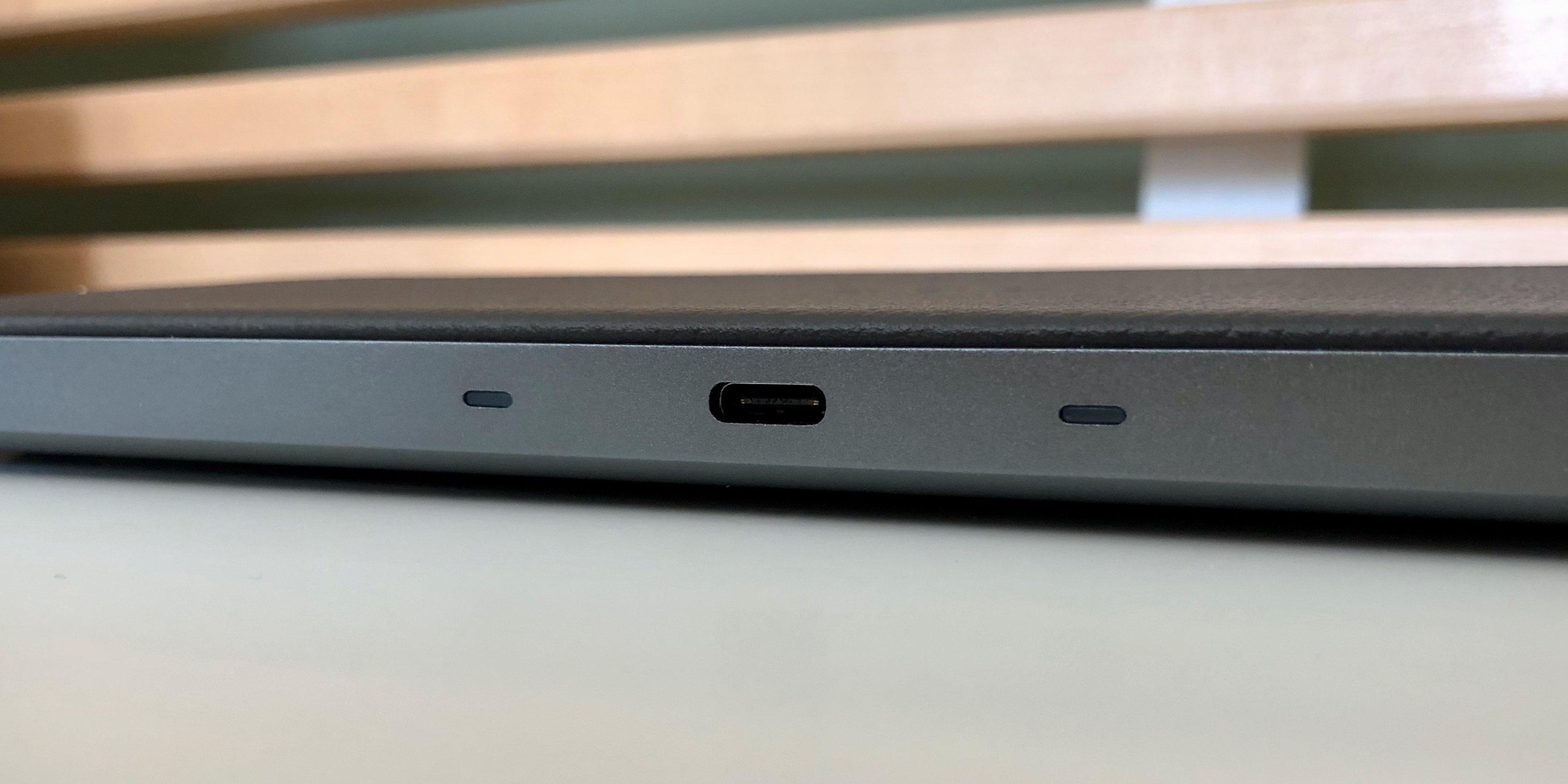 Hands-on with the premium CATCH:2 aluminum and Italian leather dual wireless charger