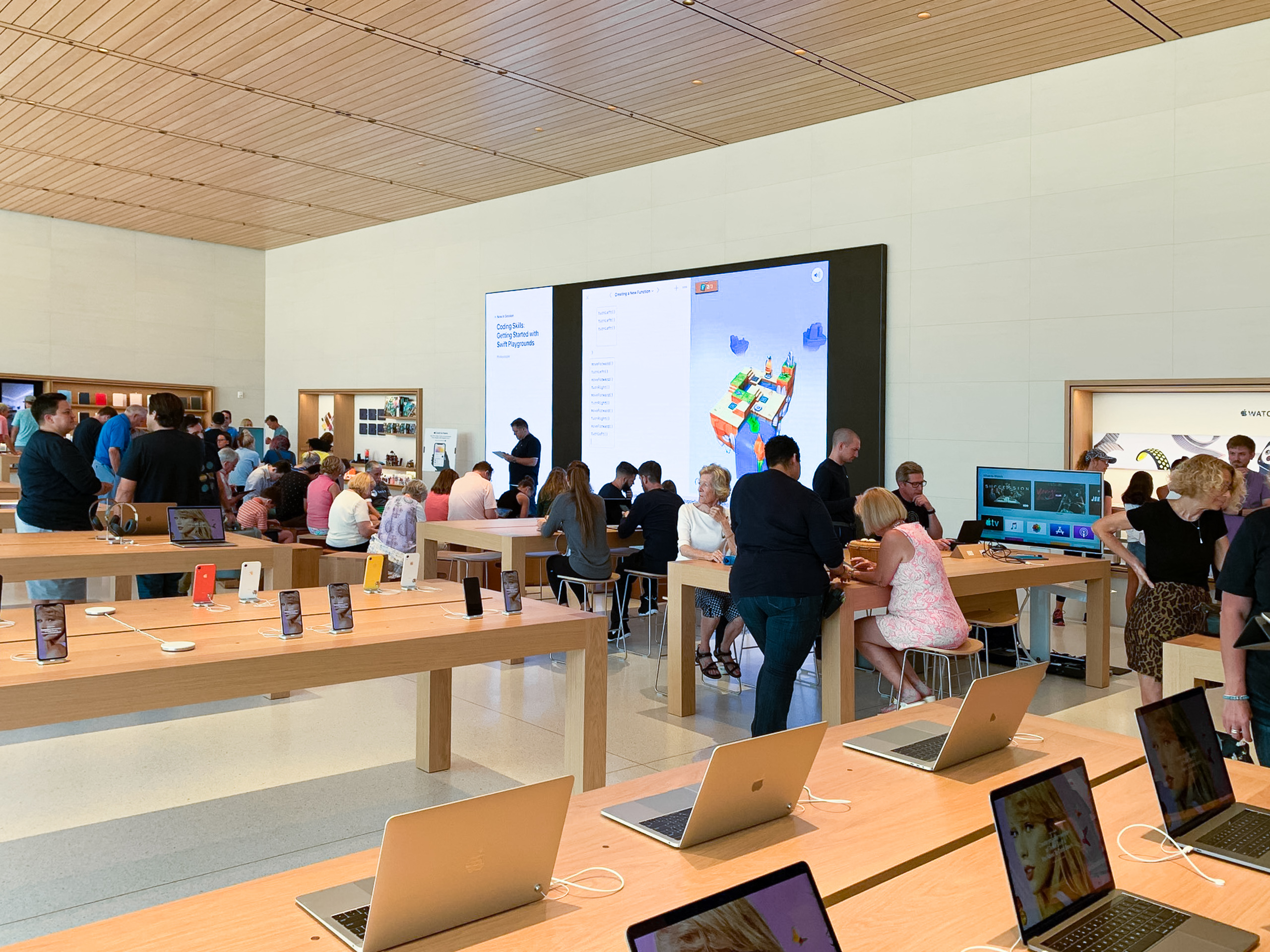 Apple store in Naples' Waterside Shops reopens by appointment - Gulfshore  Business