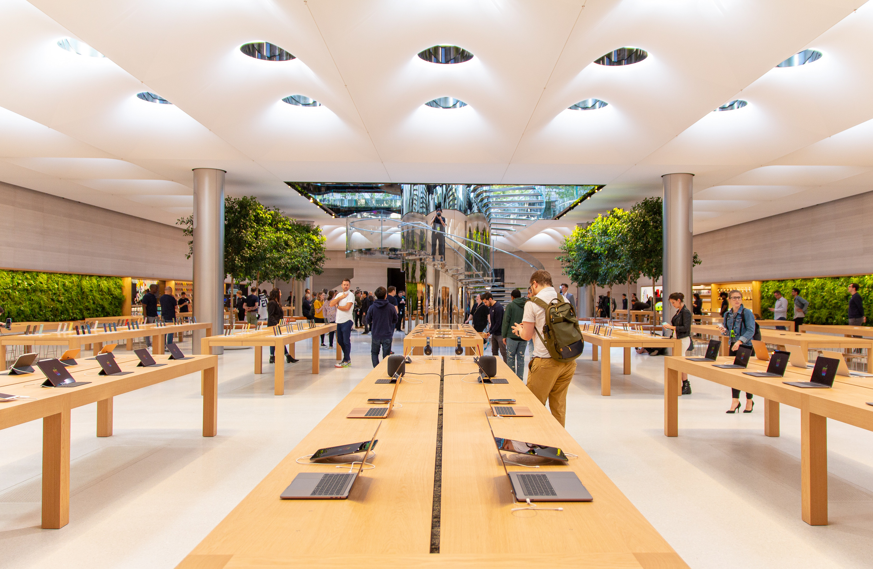 ภายใน Apple Fifth Avenue: พื้นที่ใหม่ทั้งหมดพร้อมใบหน้าที่คุ้นเคย
