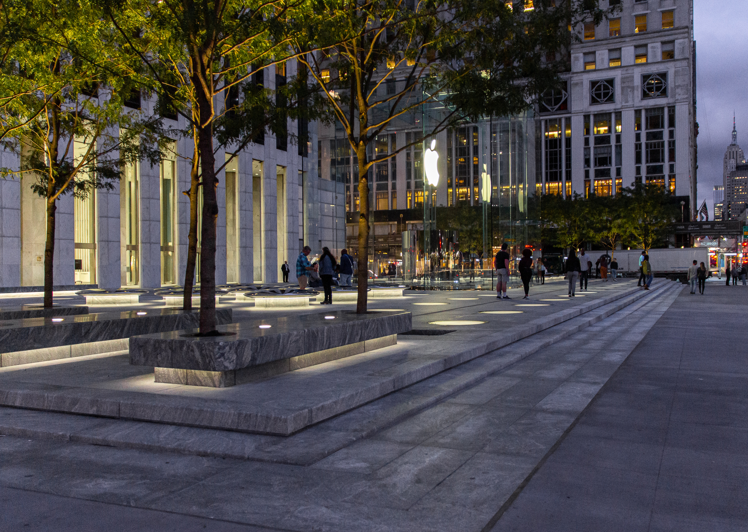 ▷ Check out the new Apple Store on 5th Avenue in NYC!