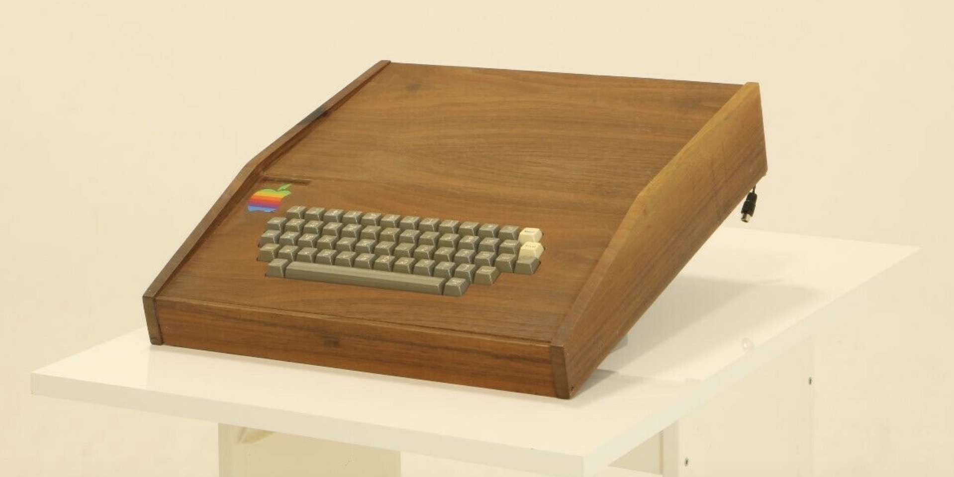 Apple 1 In Almost Perfect Condition W Custom Wood Case Hopes To