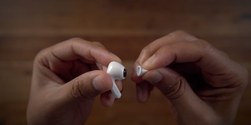 AirPods-Pro-replacing-ear-tips.jpg?quality=82&strip=all&w=1000