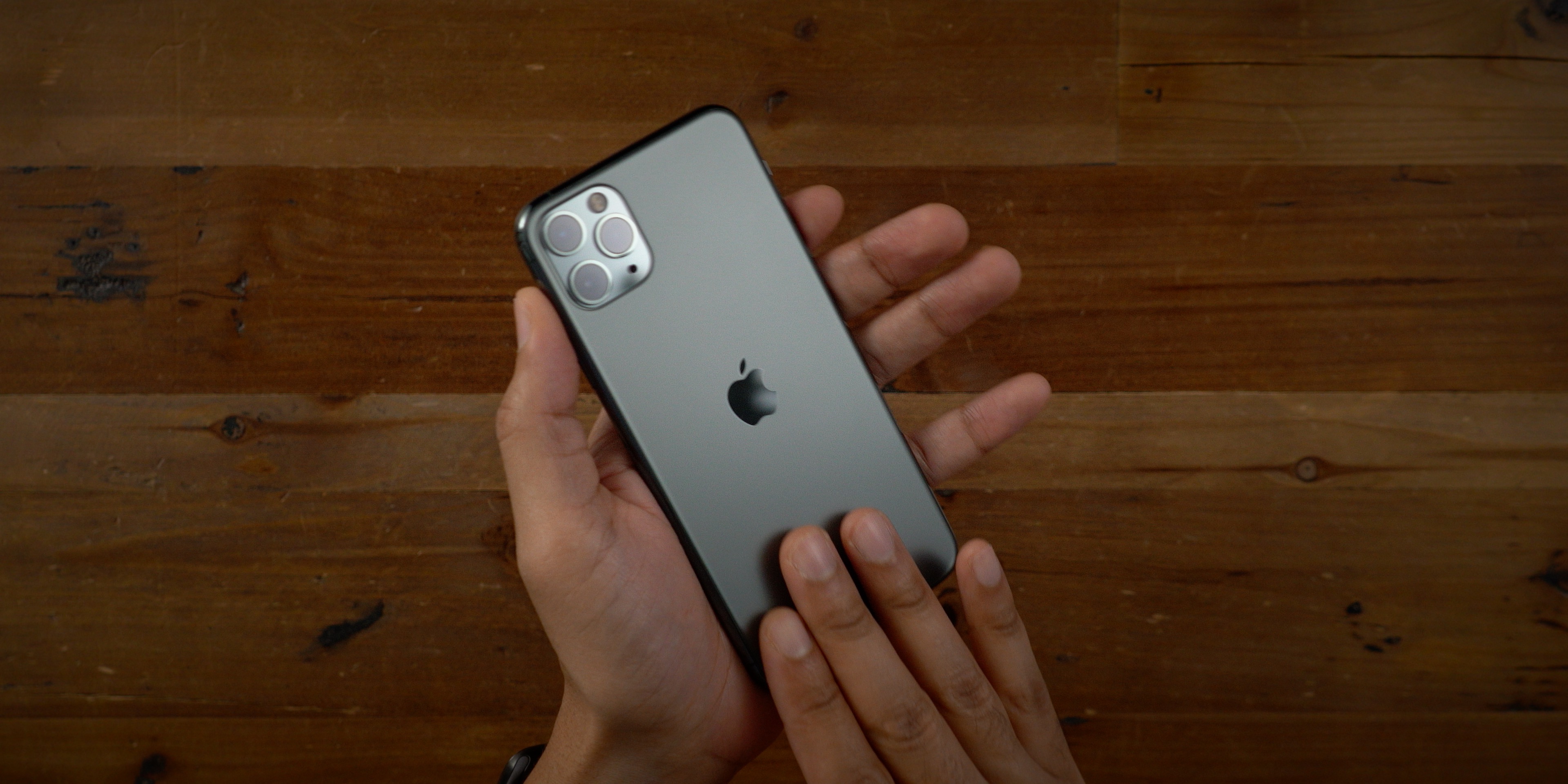 Айфон 13 в руке фото
