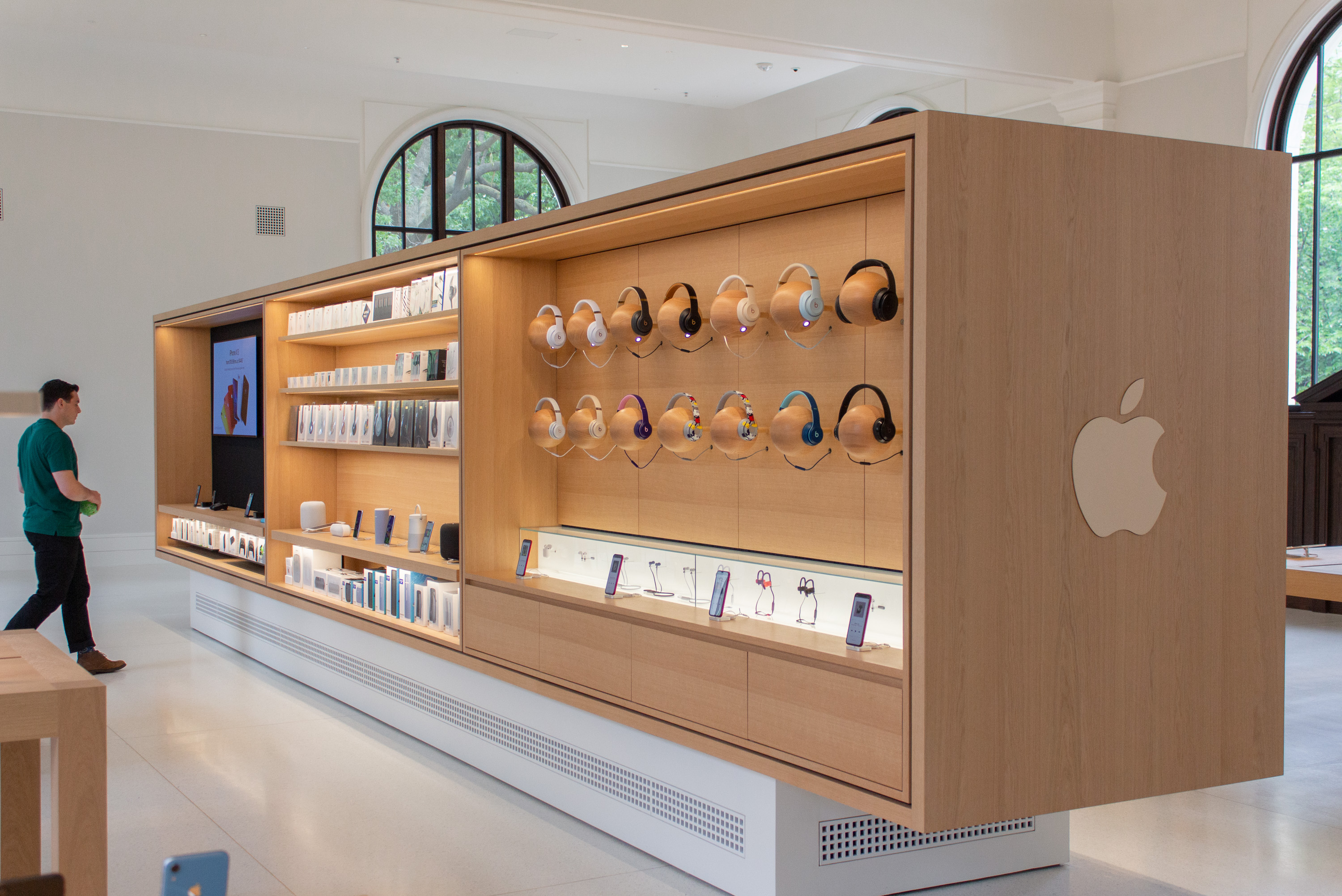 Macbook-shaped roof tops Foster + Partners' Apple Store in Chicago