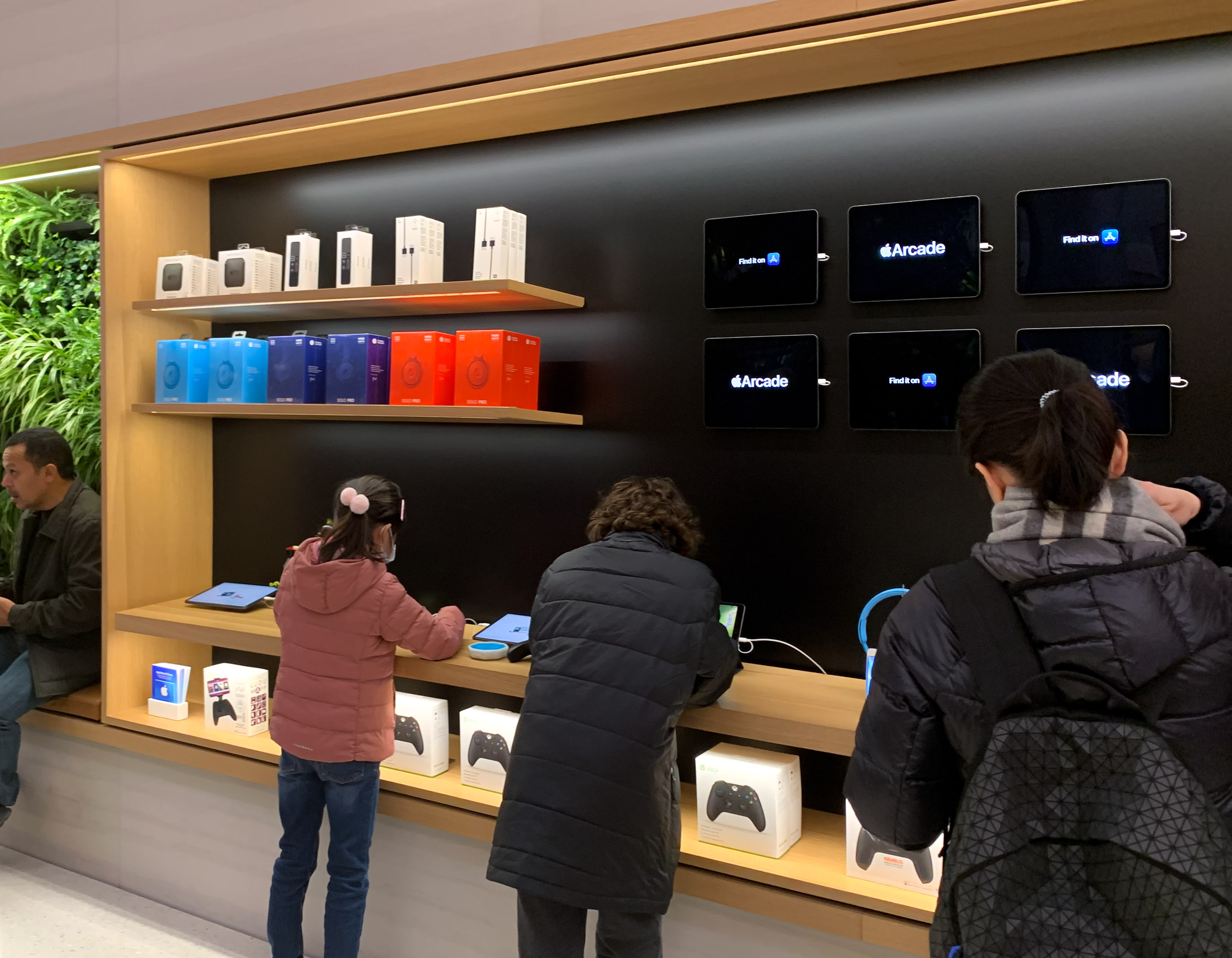 Где стор. Айфон эпл стор. Apple Store 2022. Apple Store в Москве. Apple Store 2011.