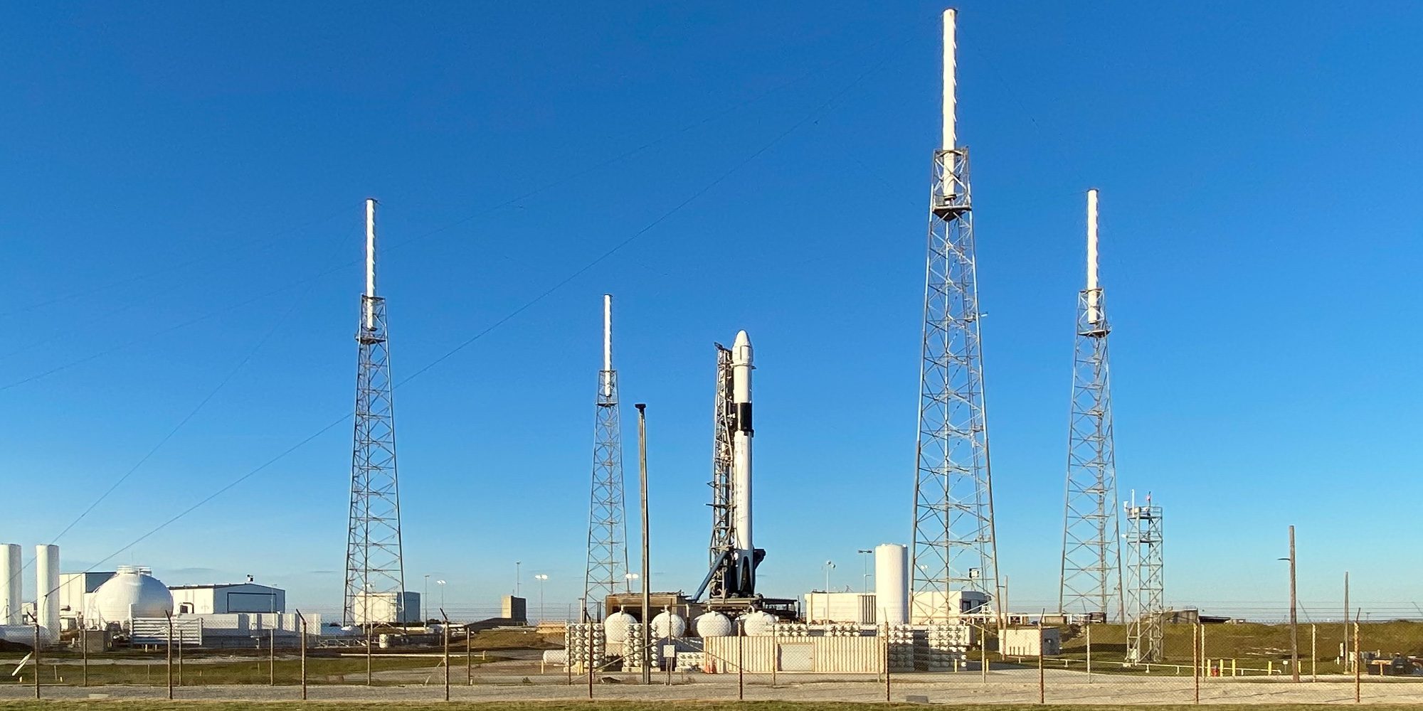 Съемка запуска ракеты SpaceX с Центра космических полетов имени Кеннеди НАСА с помощью iPhone 11 Pro Max
