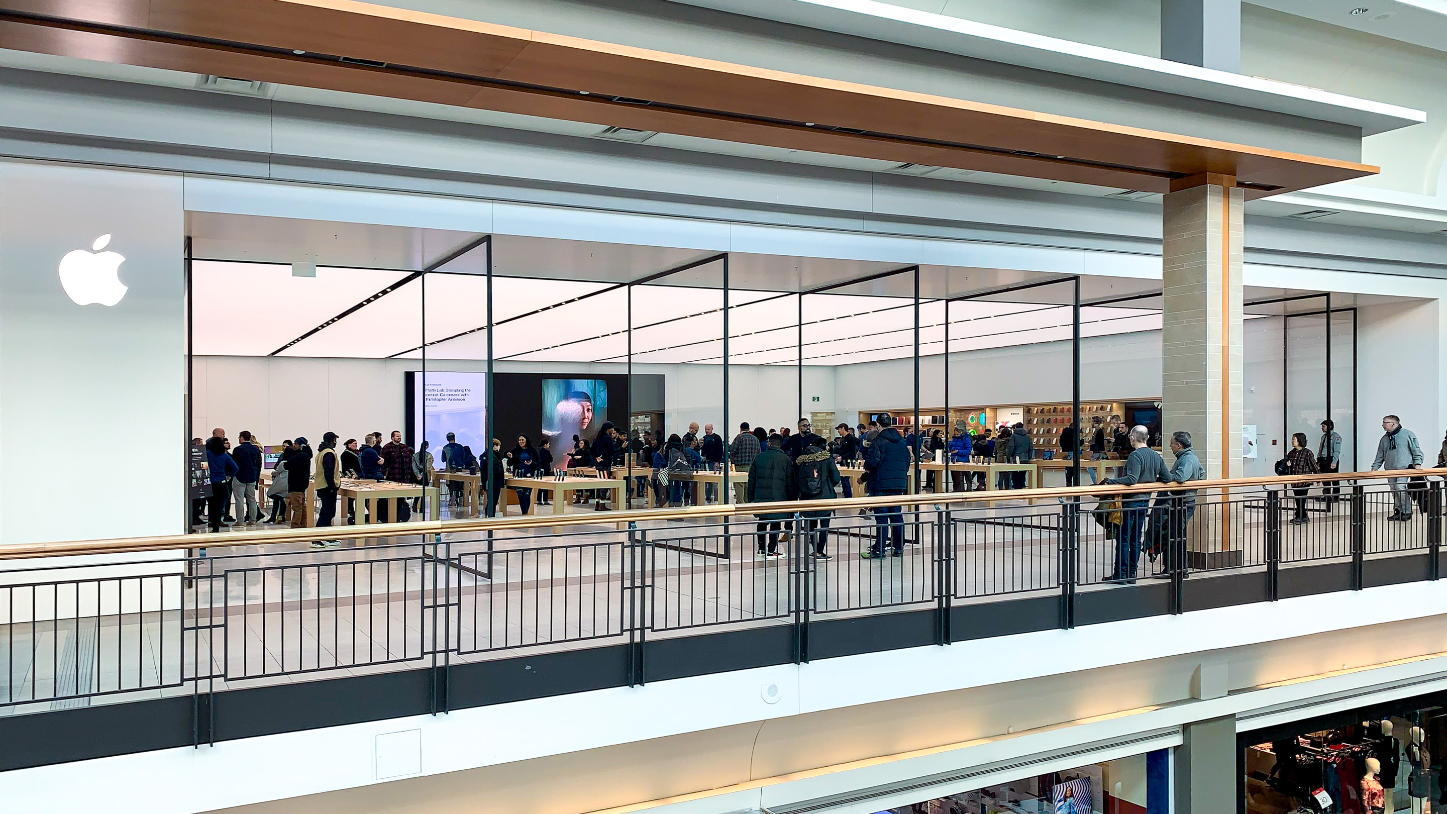 Toronto adds second Apple Store 
