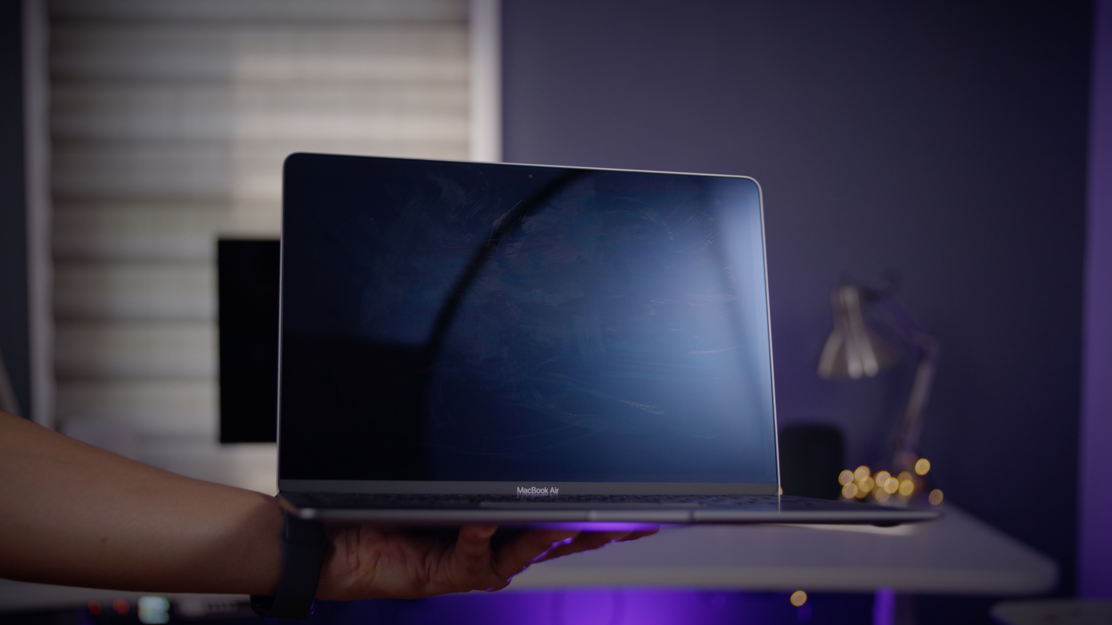 how to clean a macbook pro screen