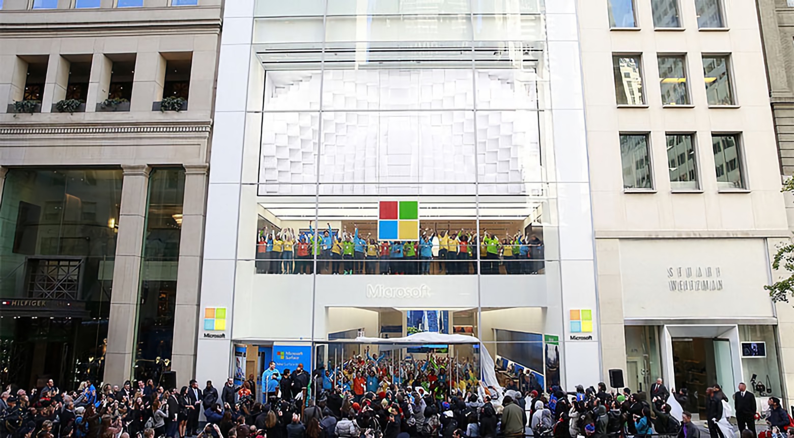 Microsoft to close retail stores