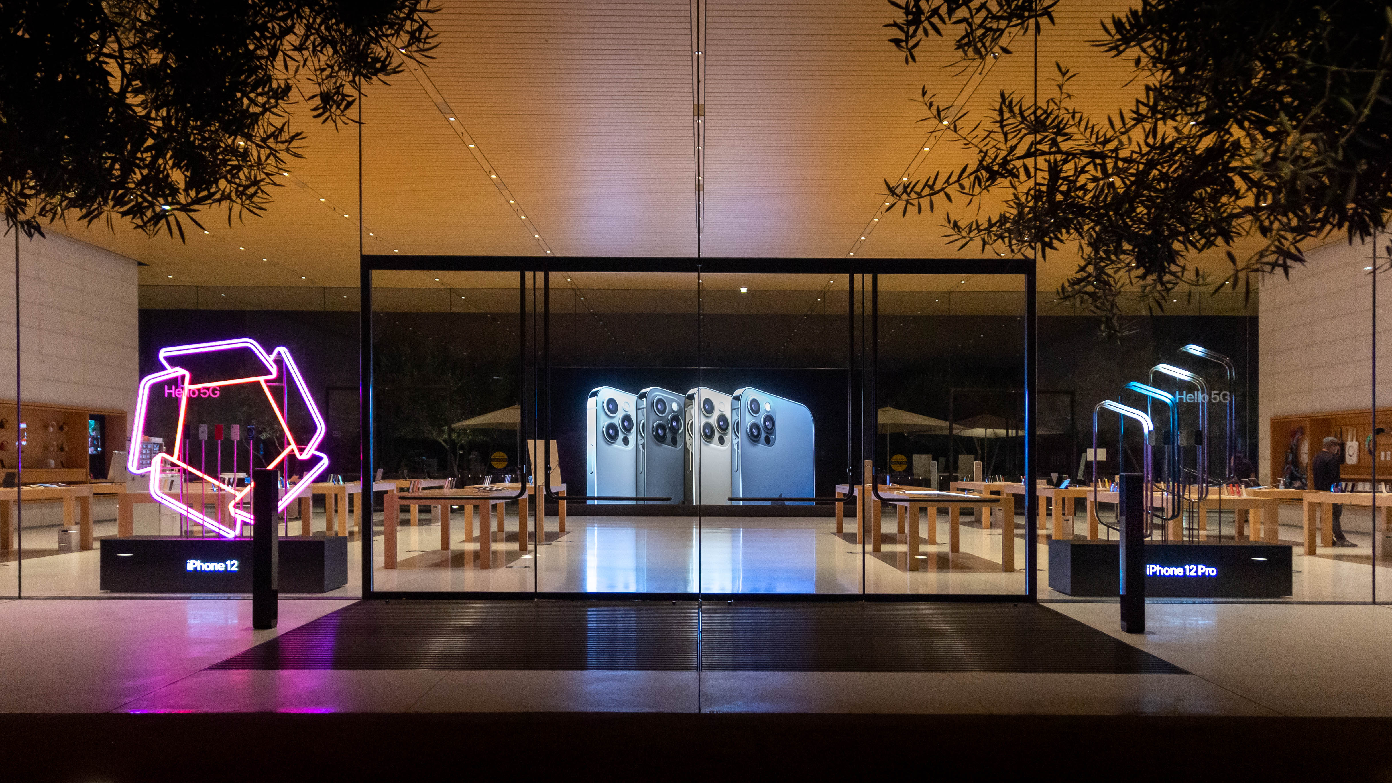 photo of Apple Stores add glowing window displays for iPhone 12 launch image