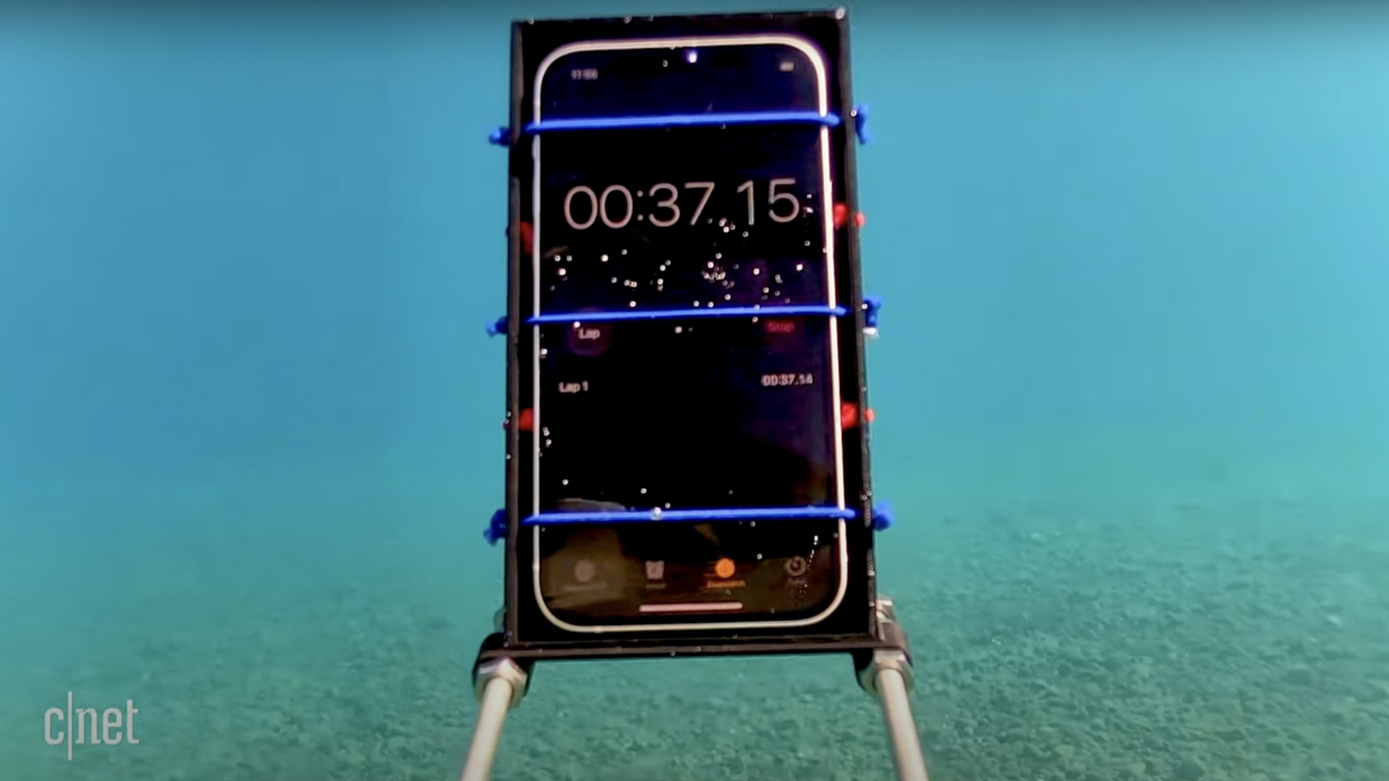 Iphone 15 pro съемка. Iphone 12 Water Resistance. Водонепроницаемость айфон 11. Айфон 11 под водой. Водонепроницаемость айфон 12.