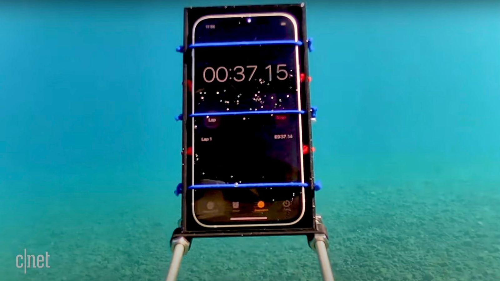 Айфон 15 под водой. Iphone 12 Water Resistance. Водонепроницаемость айфон 11. Айфон 11 под водой. Водонепроницаемость айфон 12.