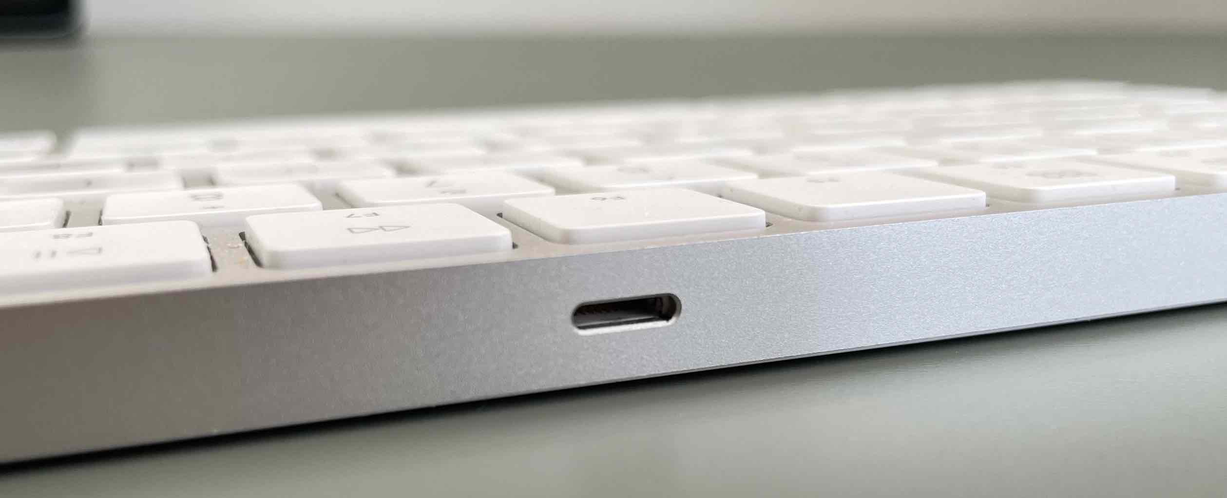 Новое зарядное устройство для клавиатуры Mac Magic