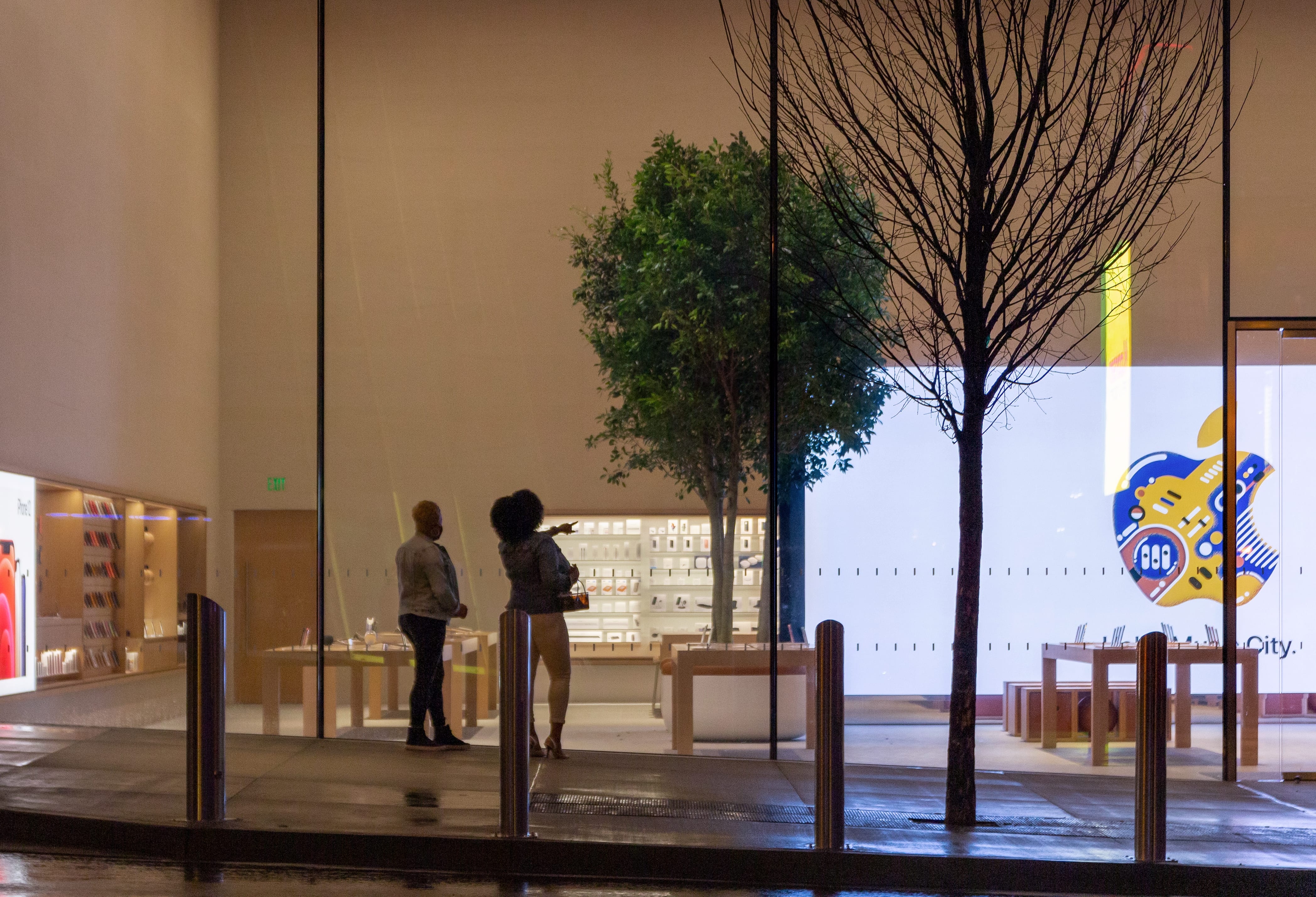 People look through the windows at Apple Downtown Nashville