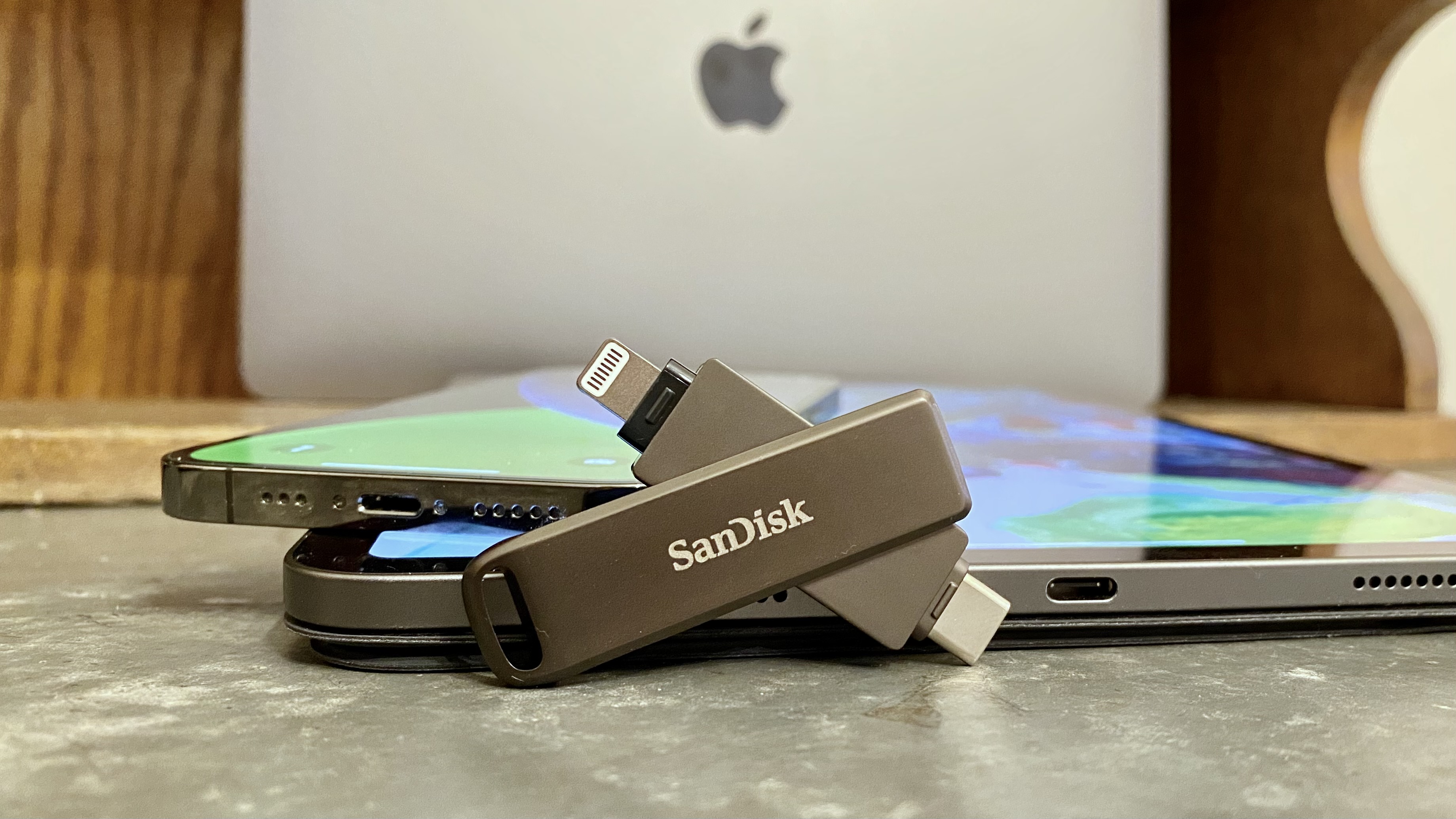 Backup iPhone, iPad, and iPod touch with SanDisk iXpand Luxe