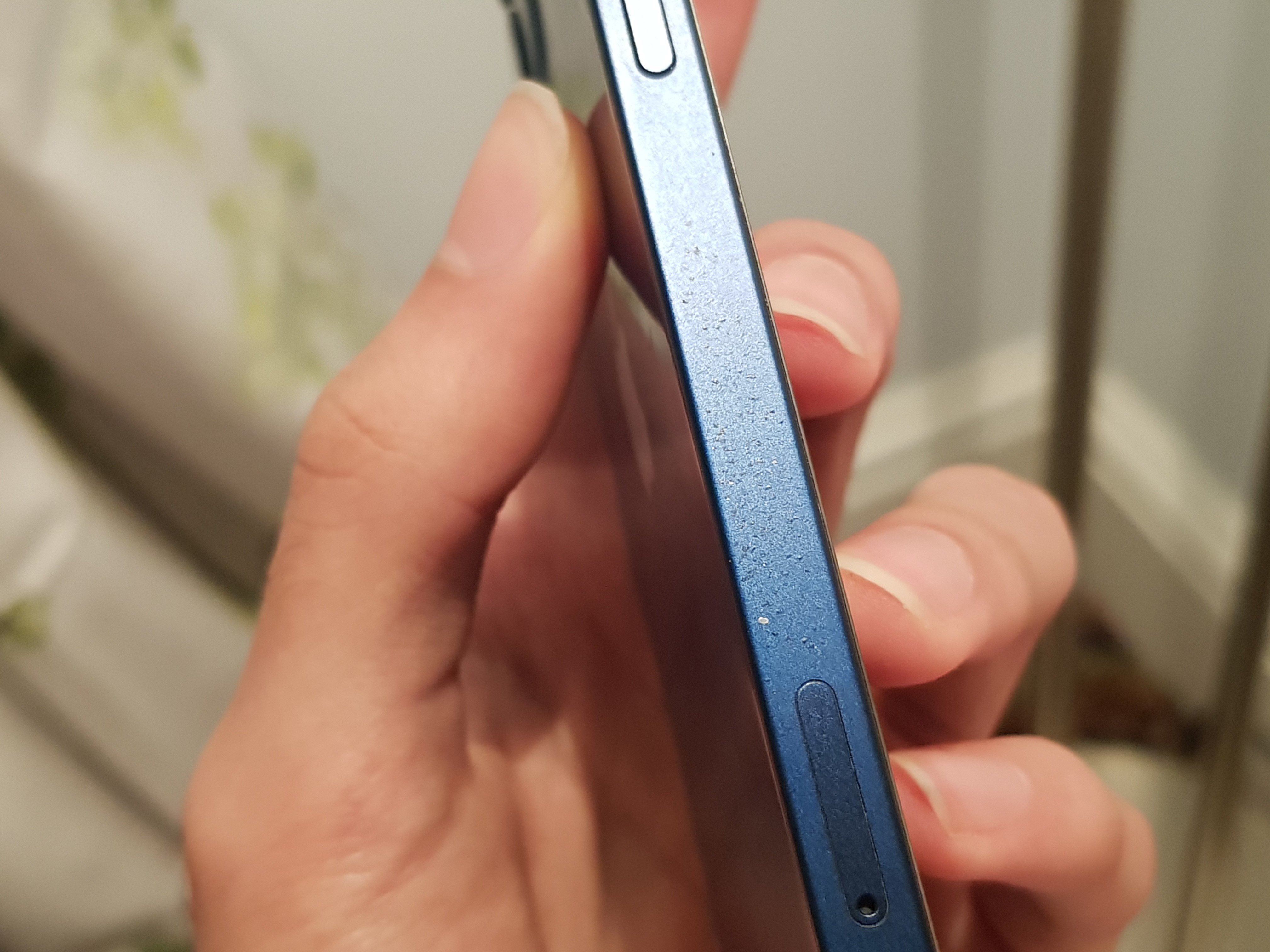 Blue titanium iphone. Айфон 12 края. Iphone 12 Pro края. Iphone 12 выцвел. Погнулся 12 айфон.