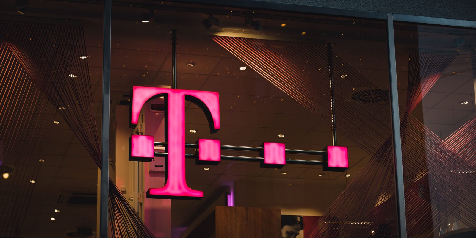 Hacker selling full data from 100M T-Mobile customers