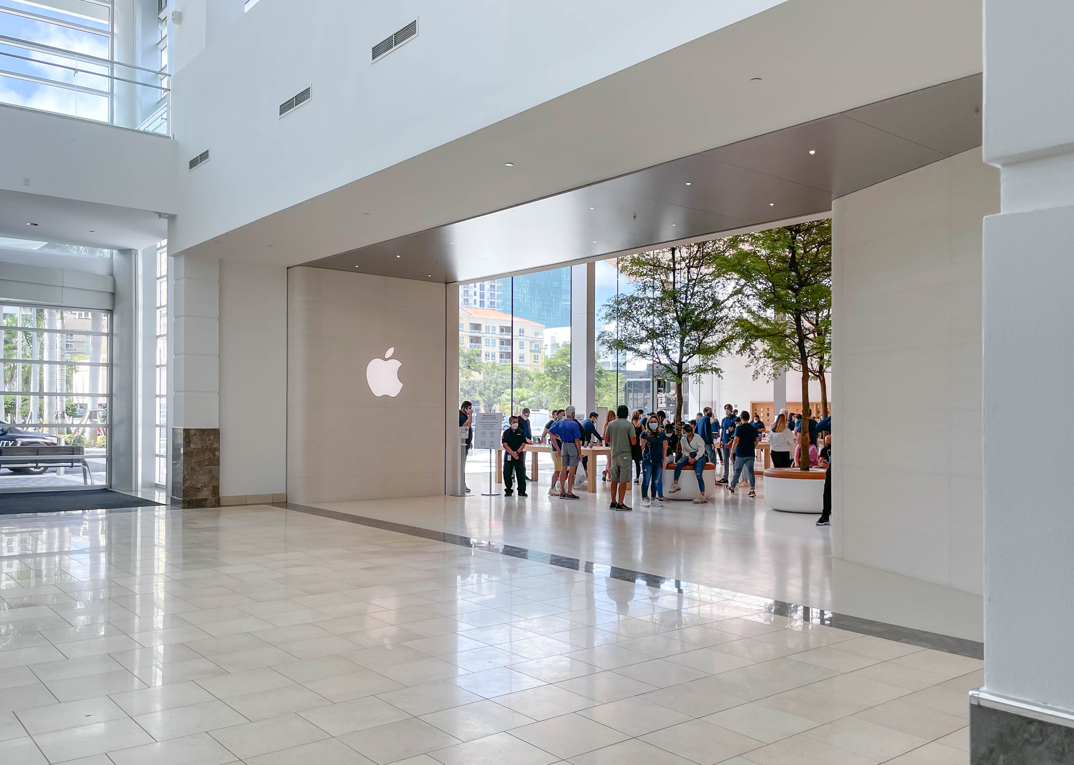The mall entrance at Apple Dadeland.
