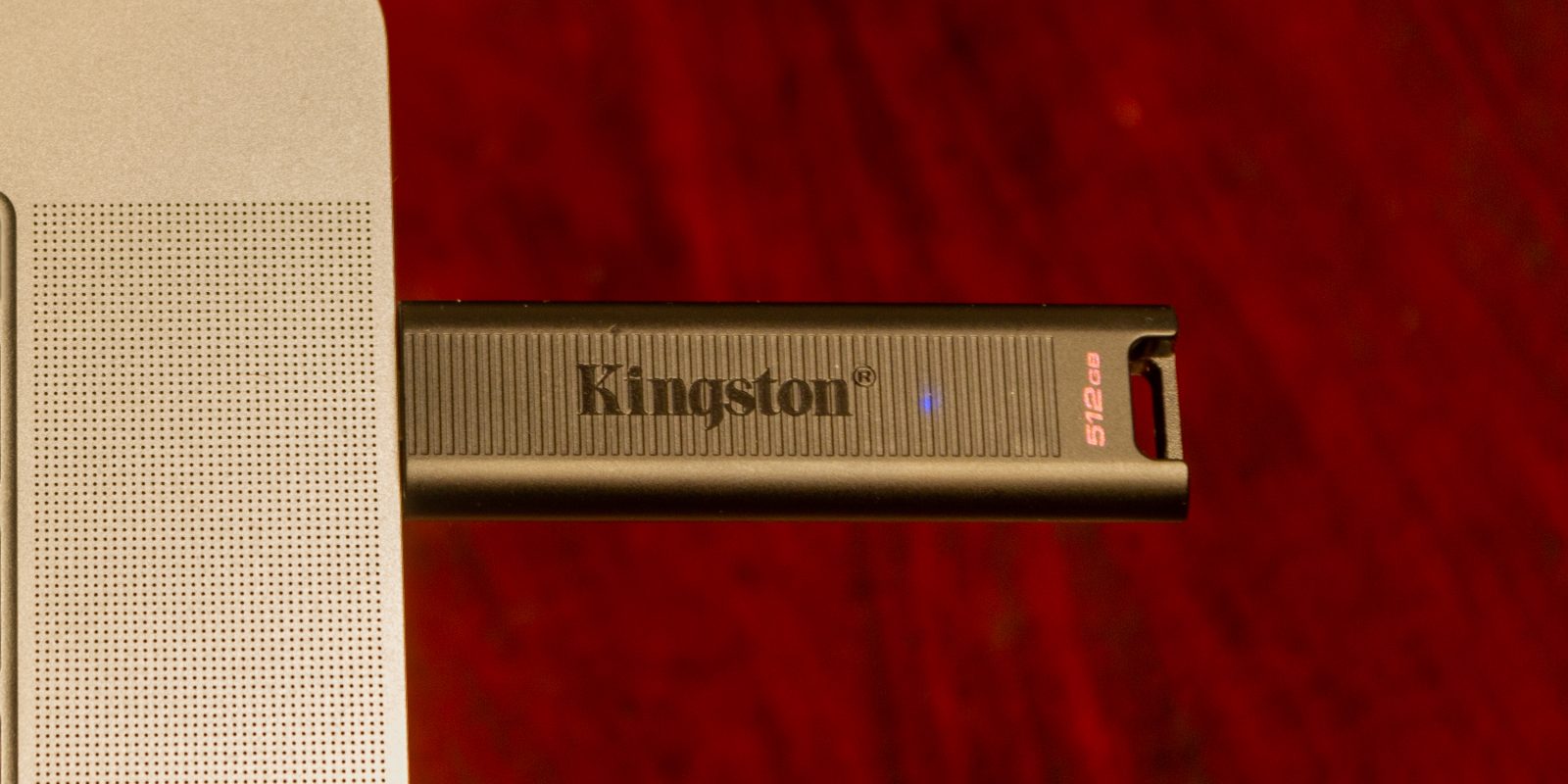 a small, high-speed 1TB USB-C flash drive