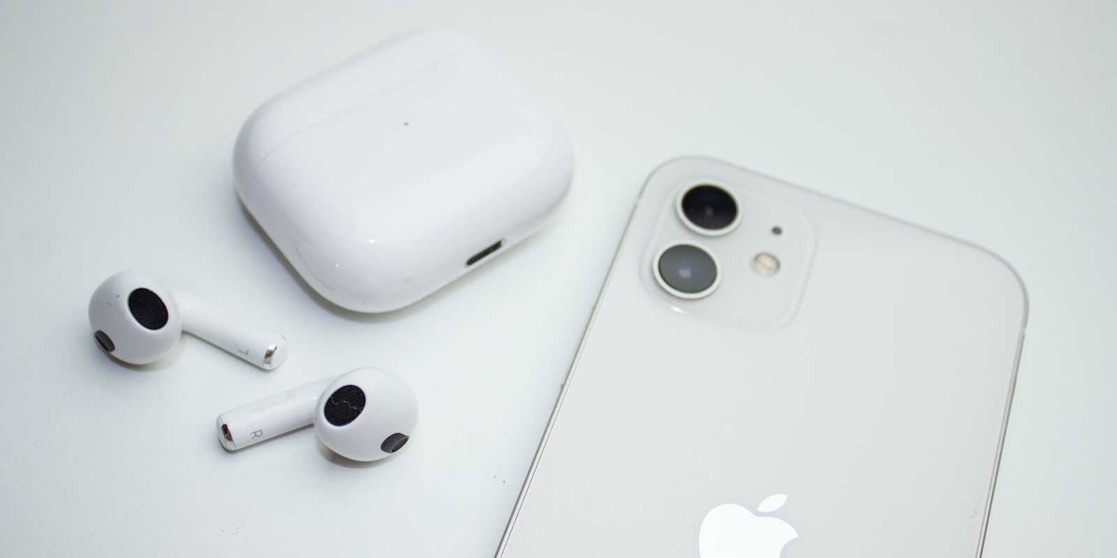 AirPods shipments fell by a third in Q2