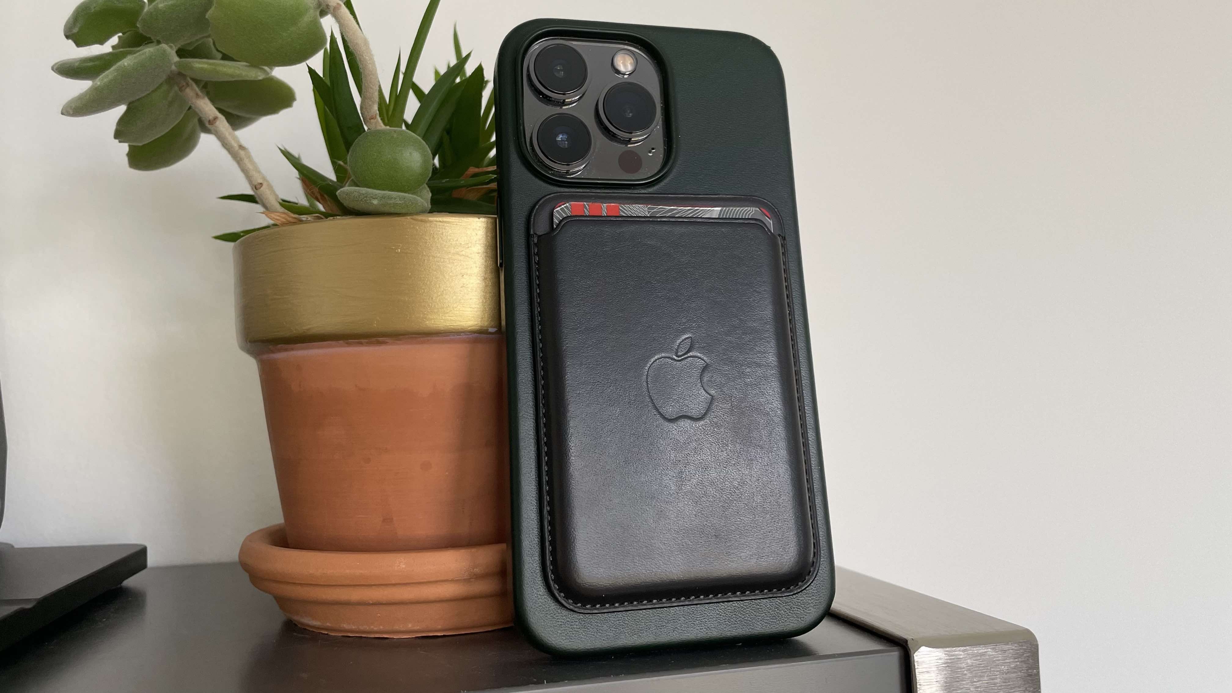 Best iPhone wallets, smart wallets – Apple MagSafe Leather Wallet