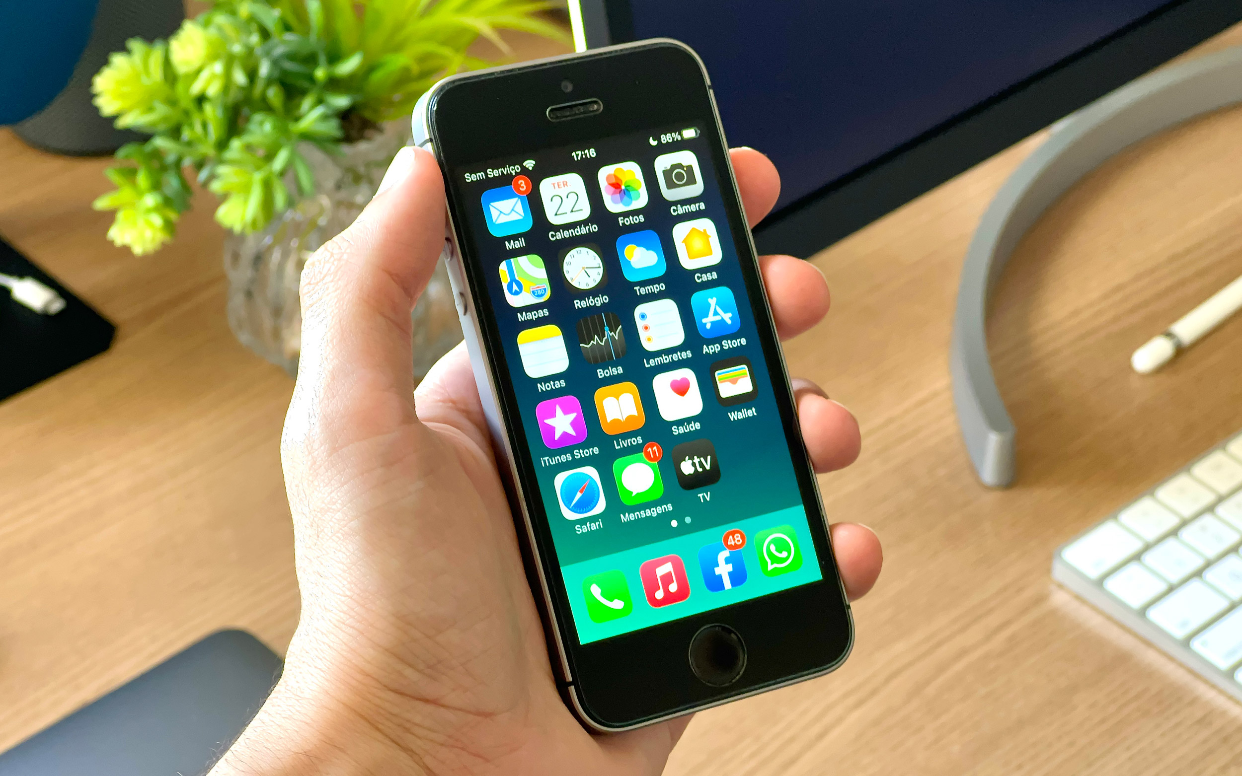 2016 iPhone SE running iOS 15.
