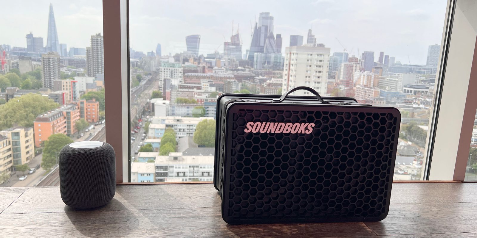 Soundboks Go, HomePod'un yanında gösterilir