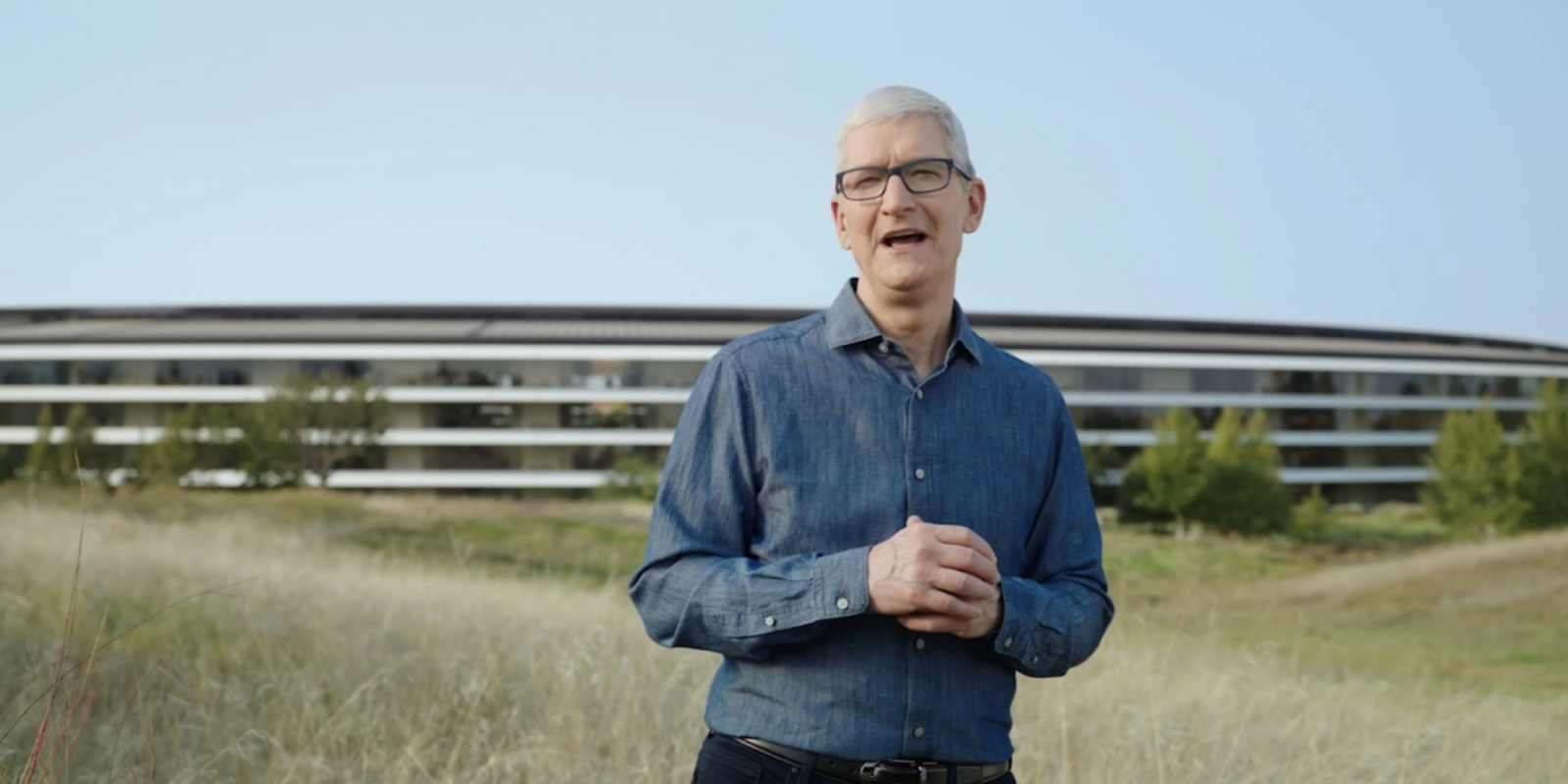 photo of Tim Cook delivers commencement address at Gallaudet University, highlights accessibility image