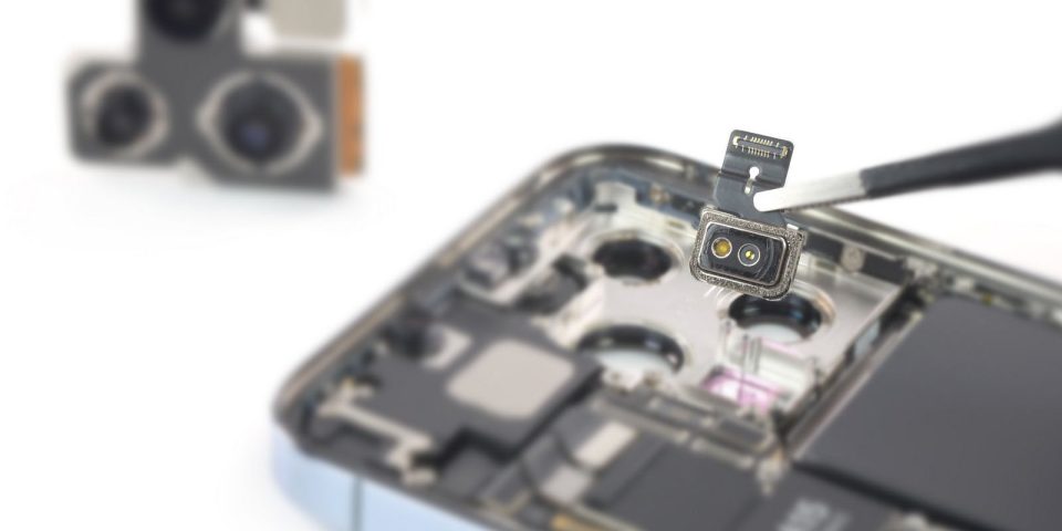 Photo: iPhone 13 Pro teardown with tweezers holding camera module | Apple asked Foxconn to recruit iPhone 14 assembly workers early