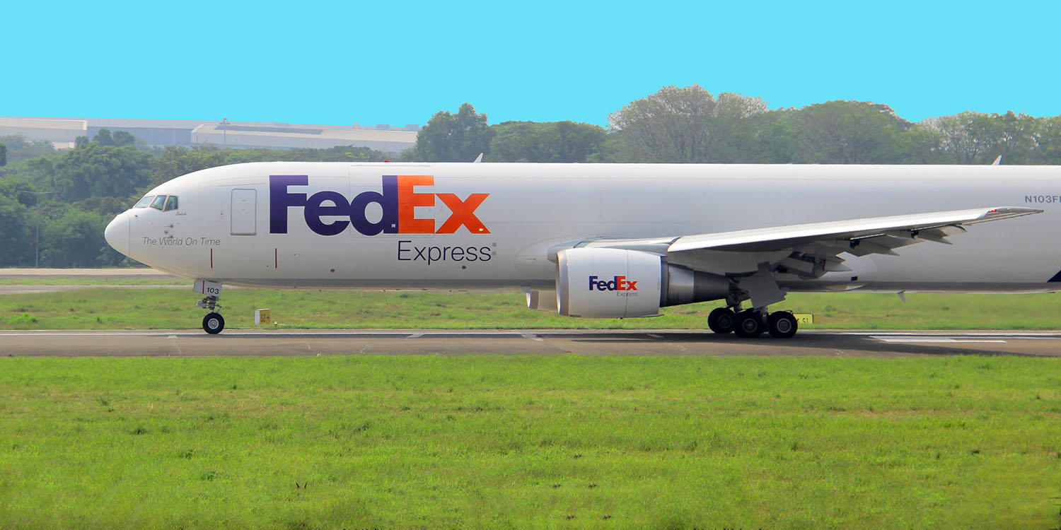 Pistte bir FedEx uçağının görüntüsü |  Apple'dan hemen gönderilebilecek yalnızca üç Mac var