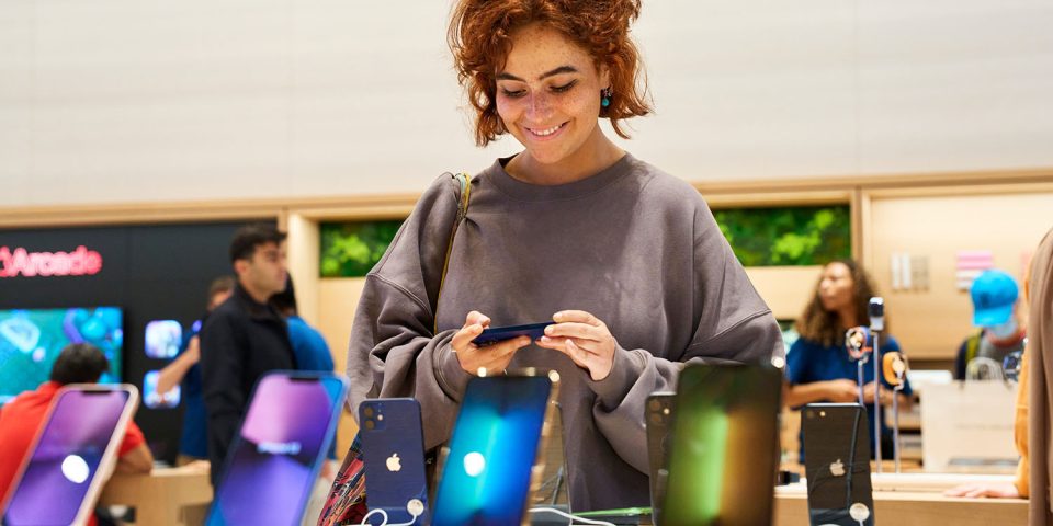 Apple Q3 2022 | Woman trying iPhone 13 in Apple Brompton Road