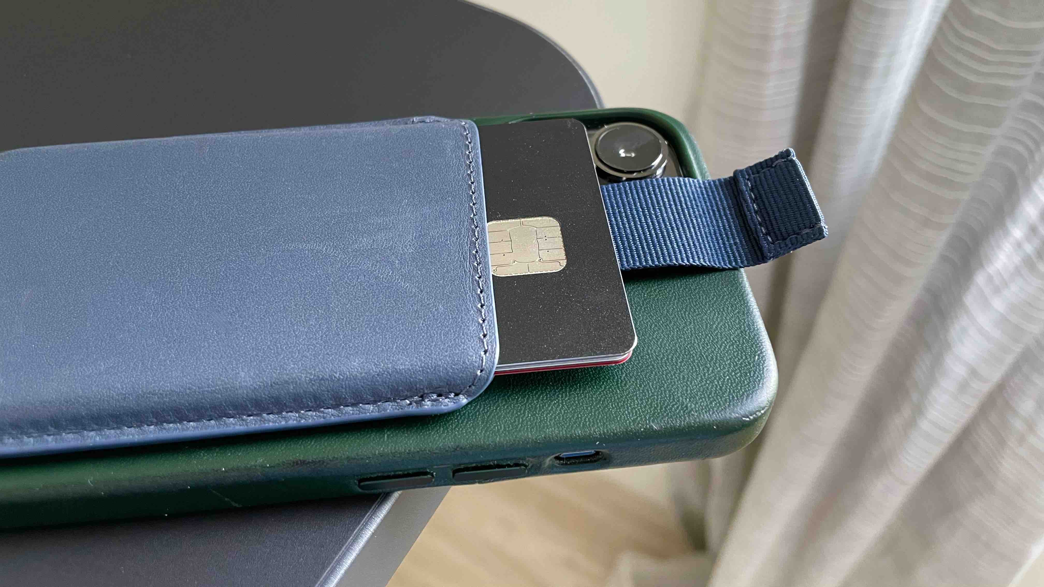 Apple's MagSafe wallet review: finally solves the unified iPhone and wallet  issue