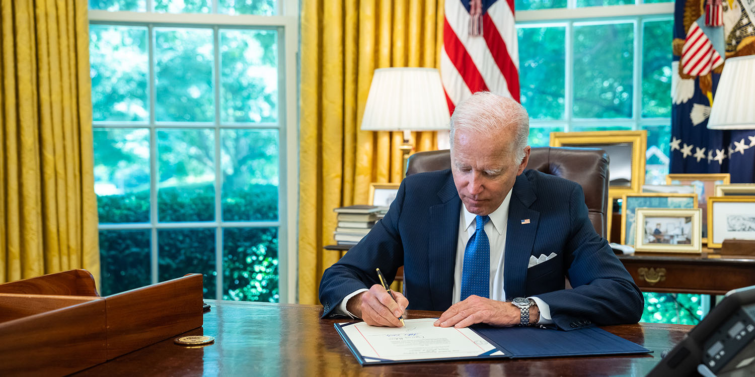 $52B CHIPS Act | Joe Biden in Oval Office
