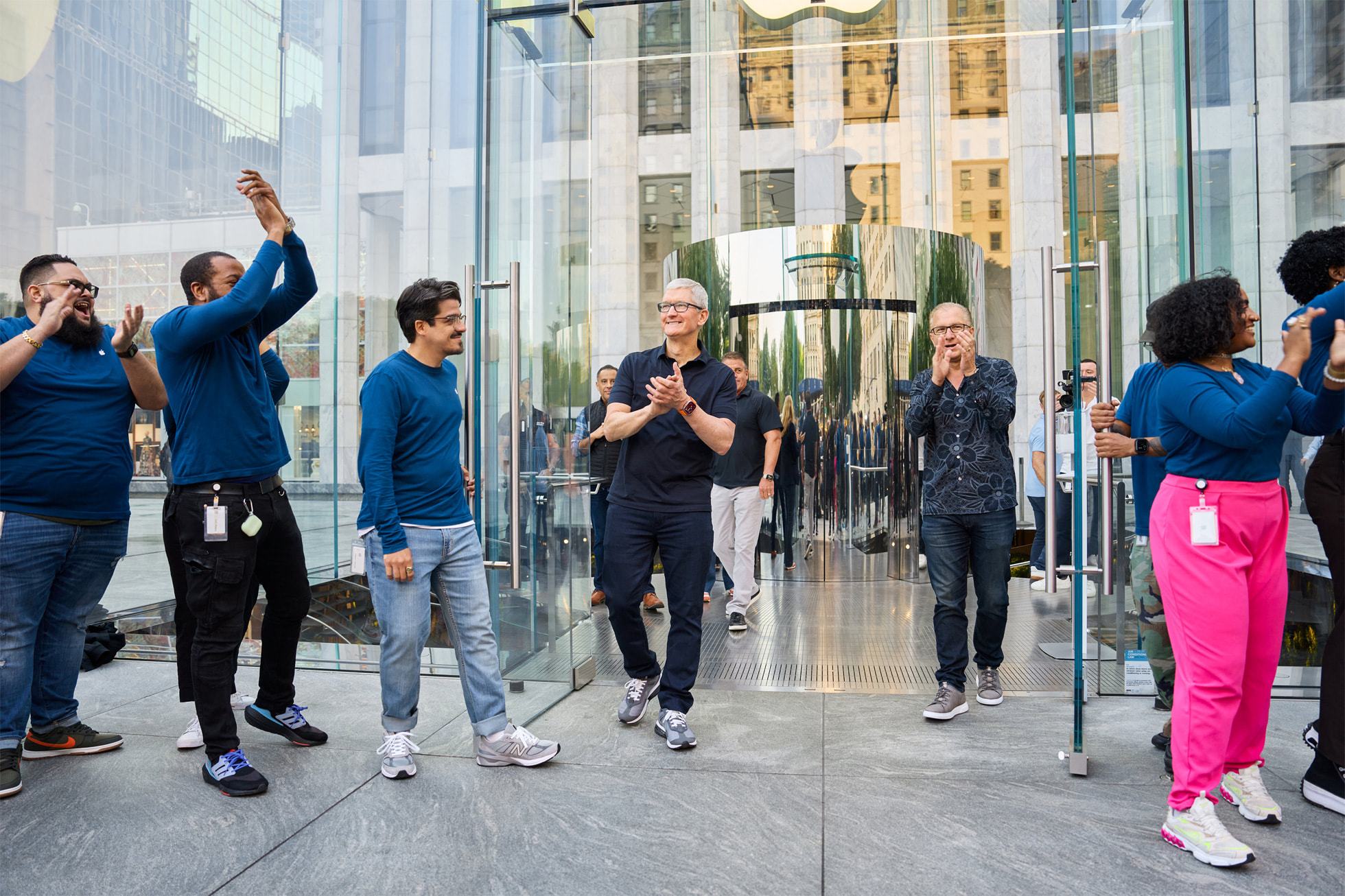 Apple Stores embrace iPhone 14 Pro with new Dynamic Island window ...