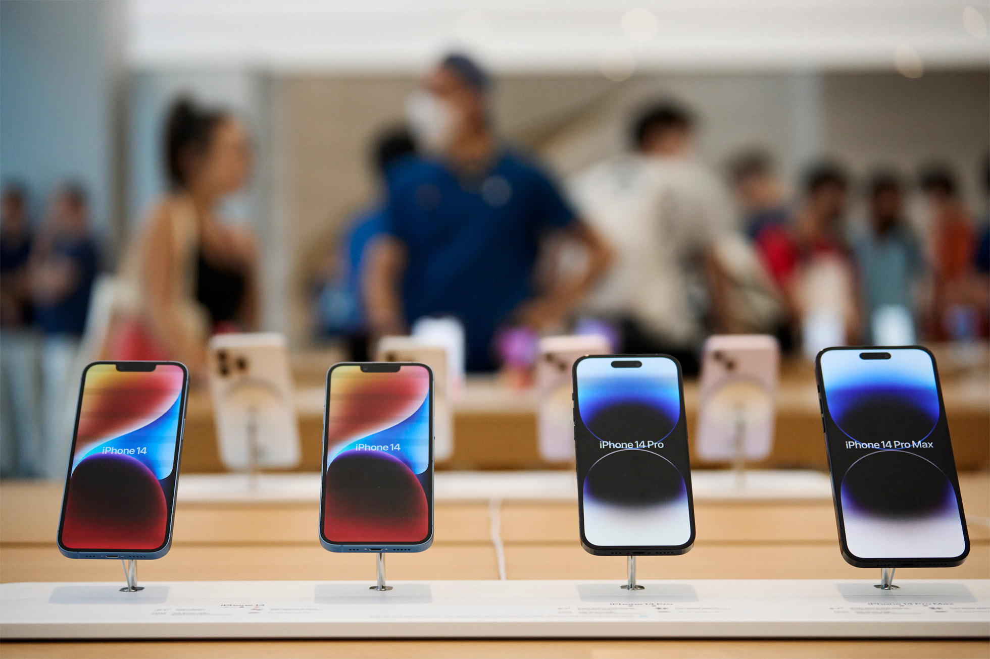 Apple Stores embrace iPhone 14 Pro with new Dynamic Island window ...