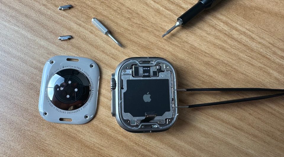Apple Watch Ultra disassembled