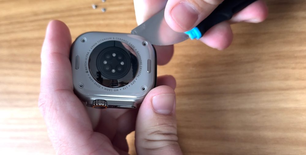 Κοιτάζοντας ένα ανοιχτό Apple Watch Ultra