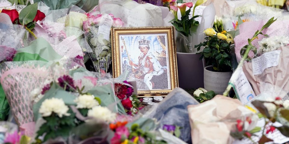 UK Apple Stores | Floral tributes to Queen Elizabeth II